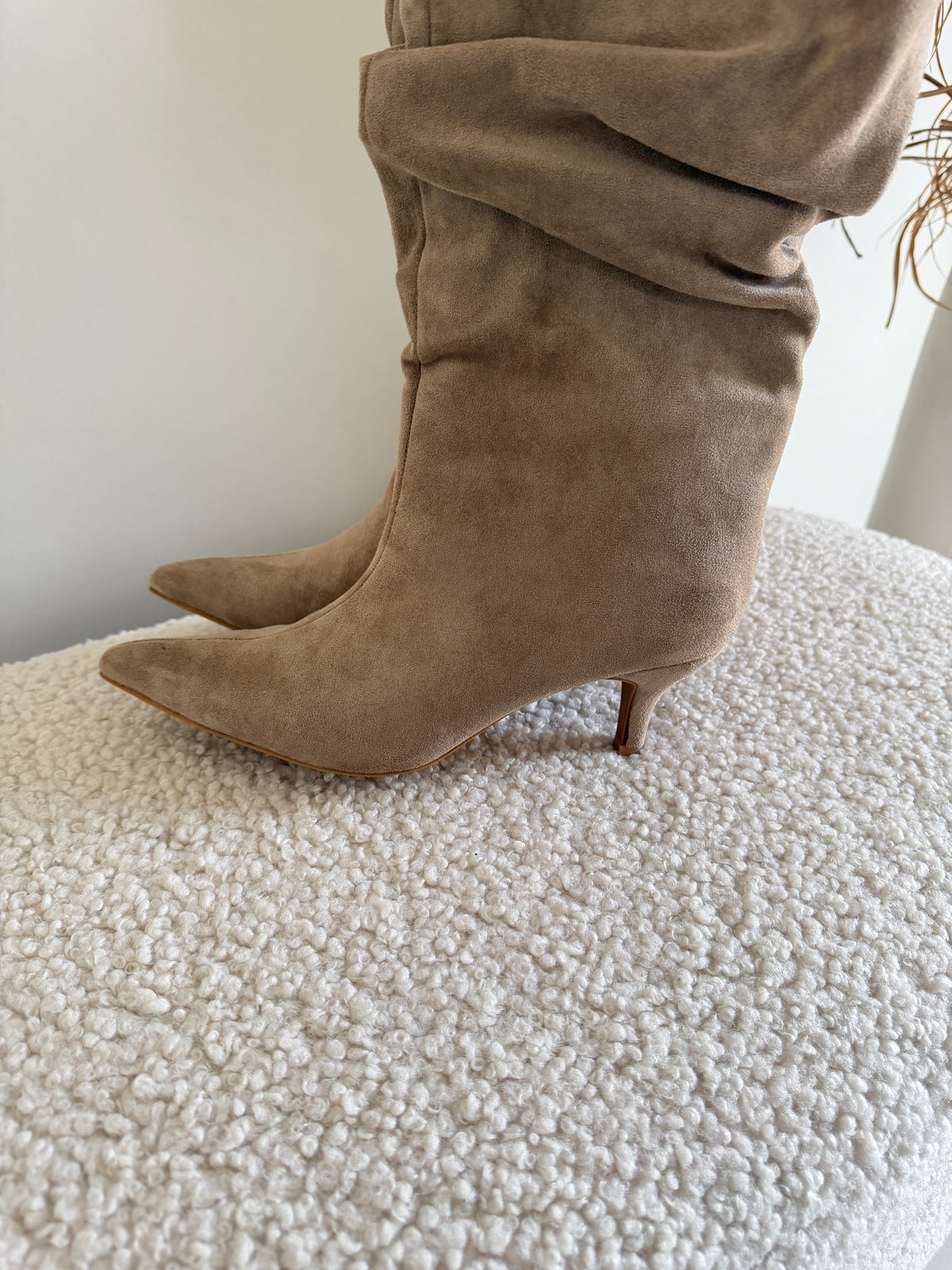 Stiefel in Sand mit Absatz
