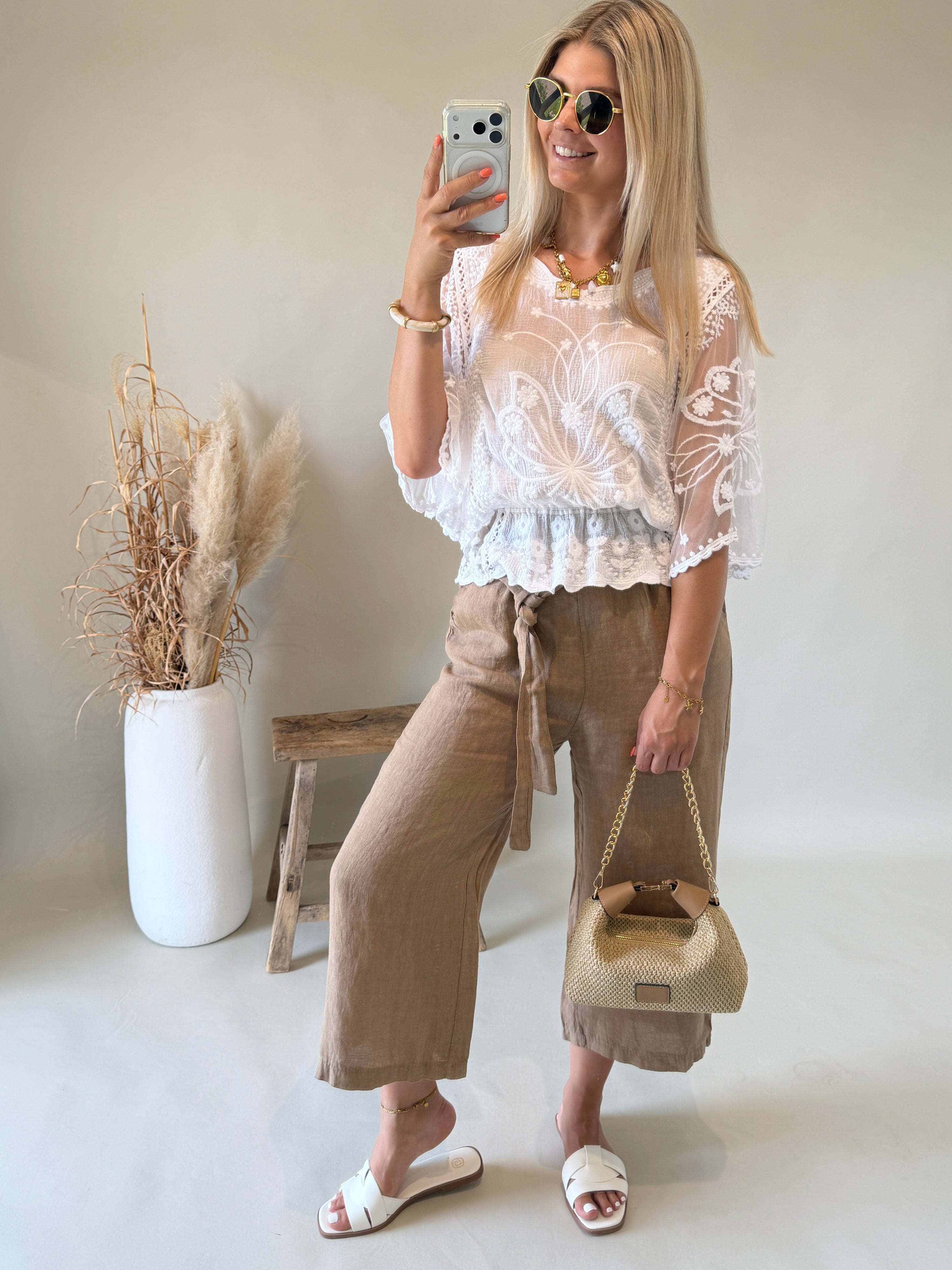 Bluse in Weiß aus Spitze mit weitem Arm