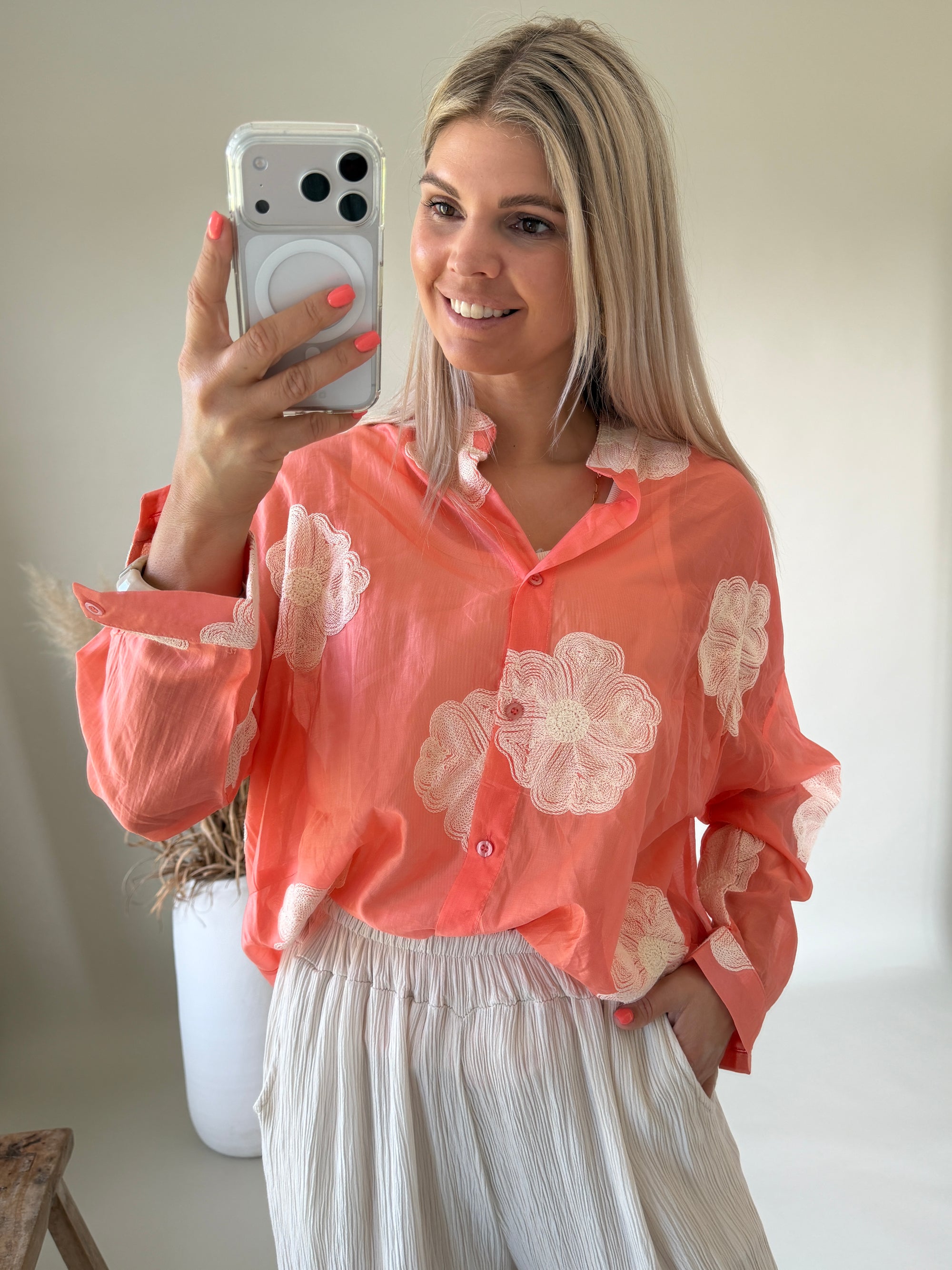 Bluse in Apricot mit Blumenstickerei