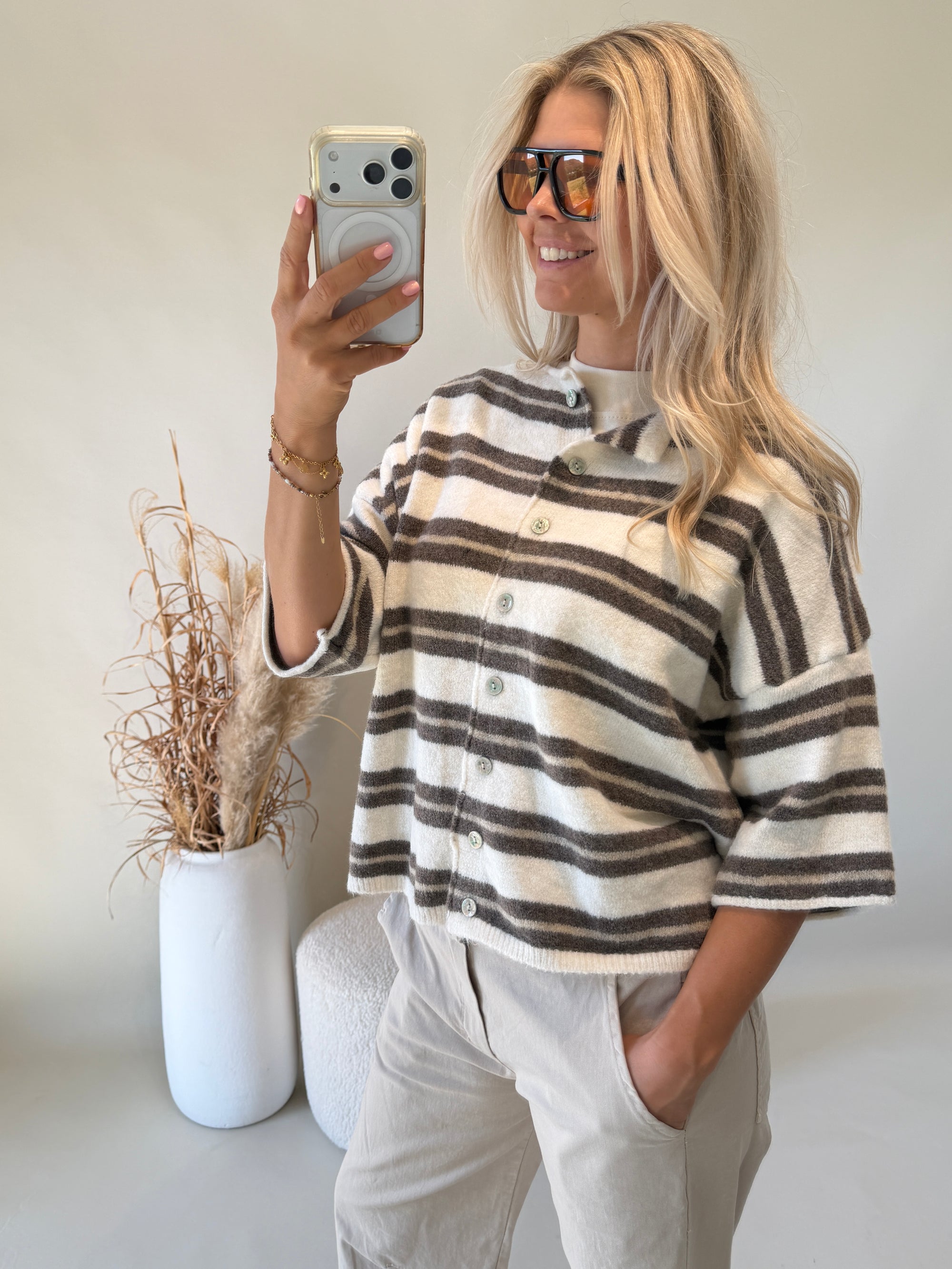 Strickjacke in Wollweiß / Braun gestreift ( Kurzarm )