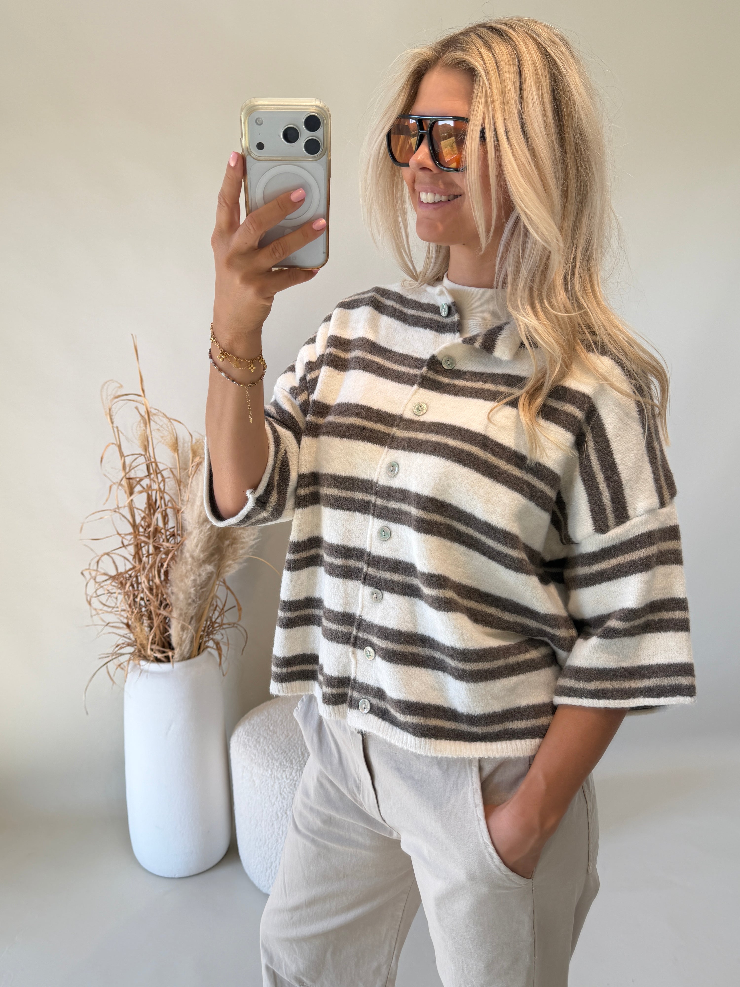 Strickjacke in Wollweiß / Braun gestreift ( Kurzarm )