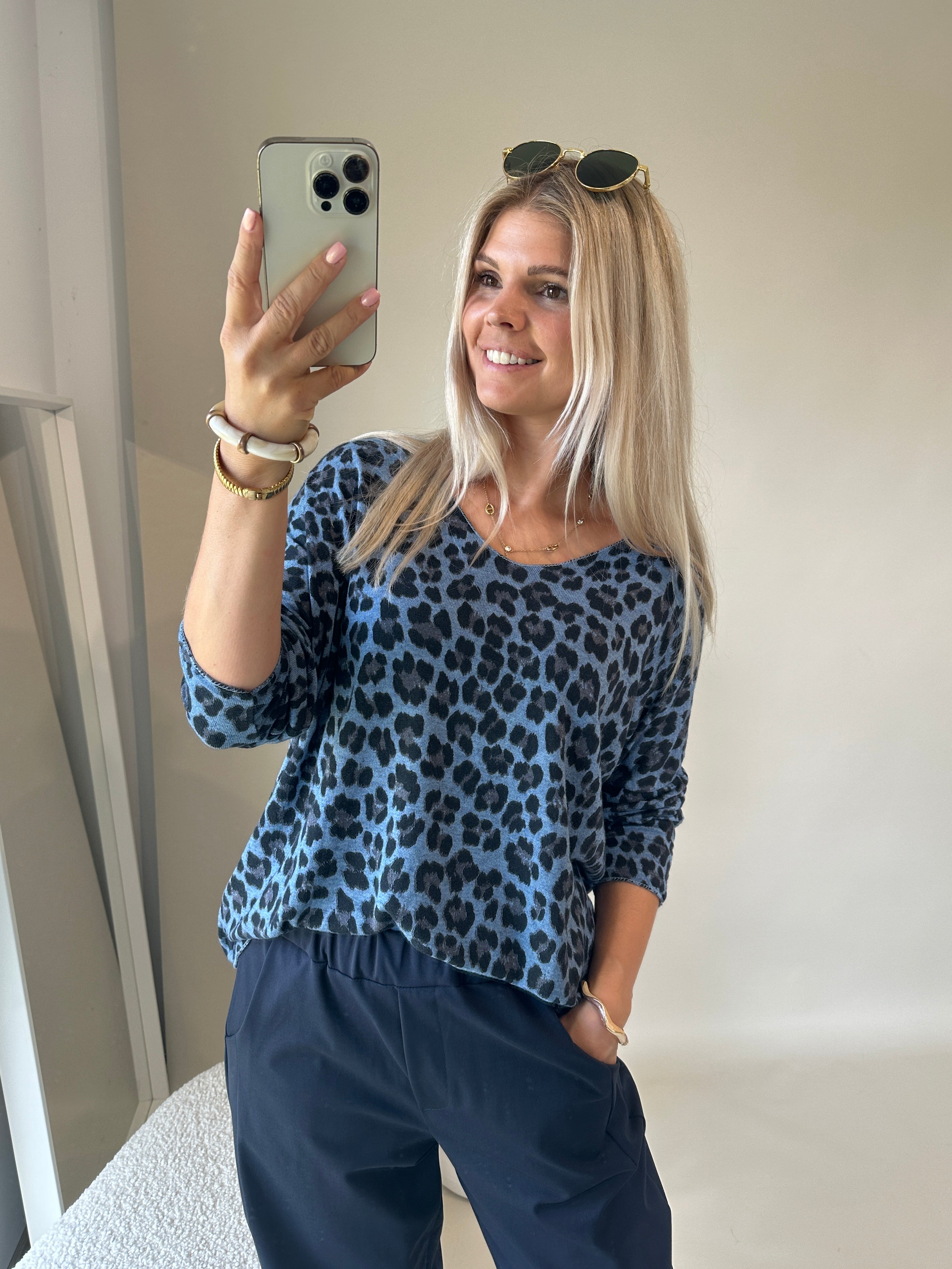 Shirt mit Leomuster Dunkelblau / Schwarz