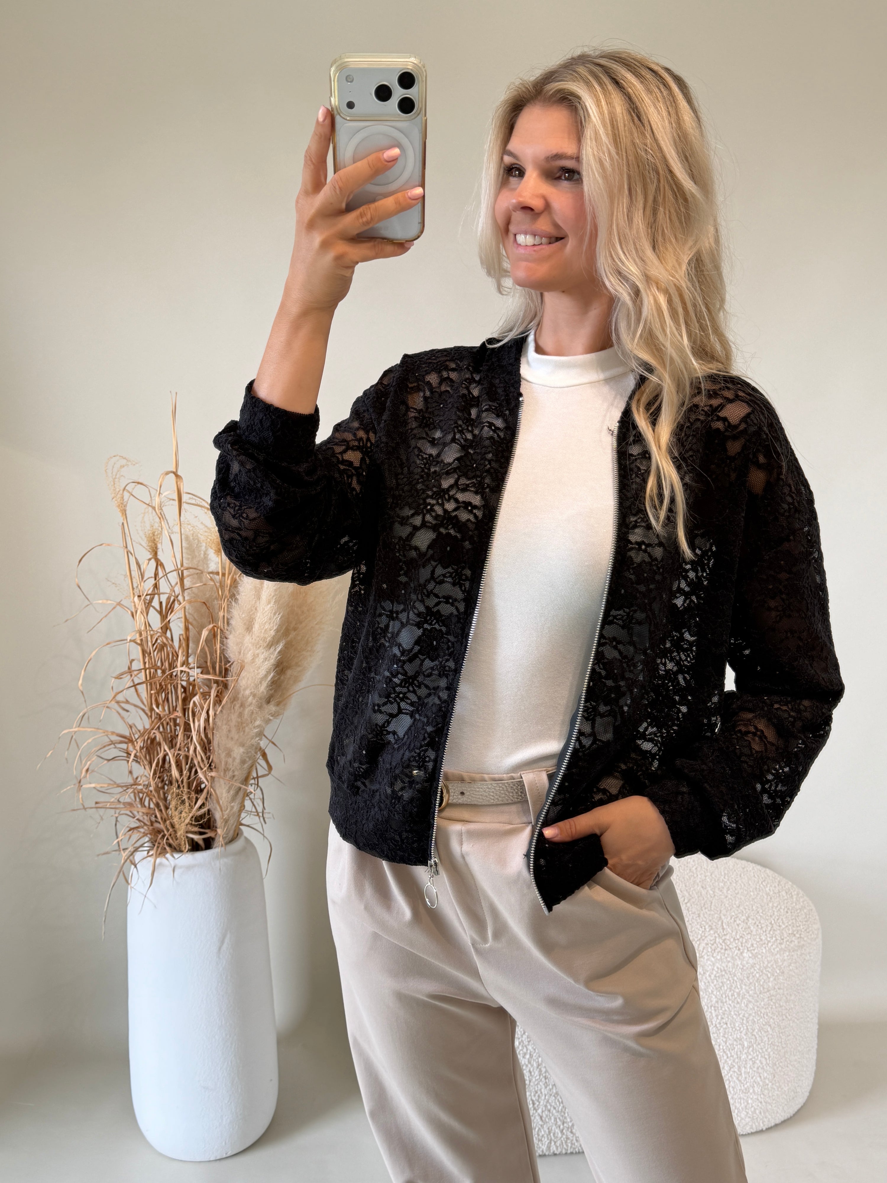 Jacke in Schwarz aus Spitze mit Muster