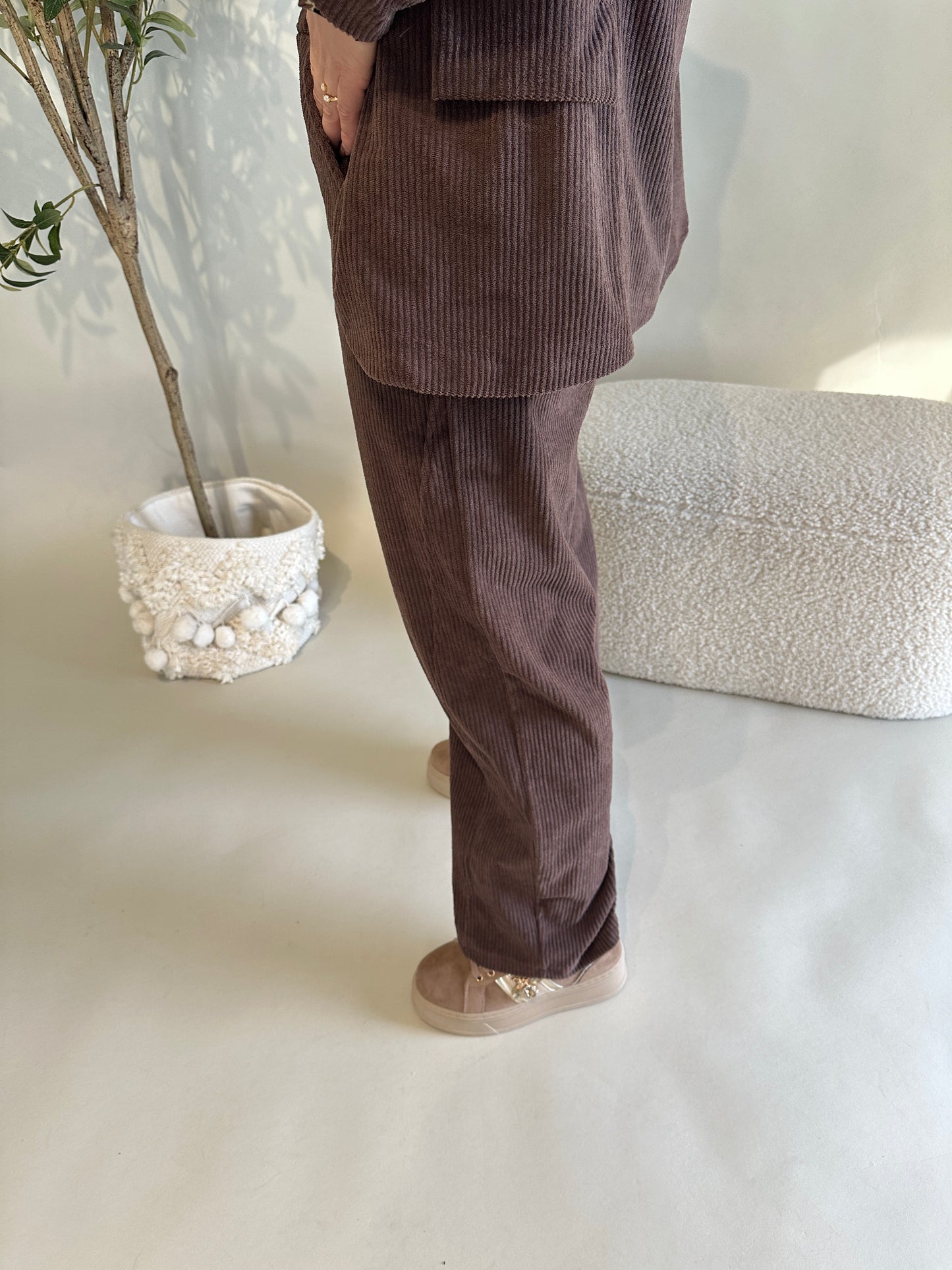 hose in schokobraun ( cord )weites bein mit naht