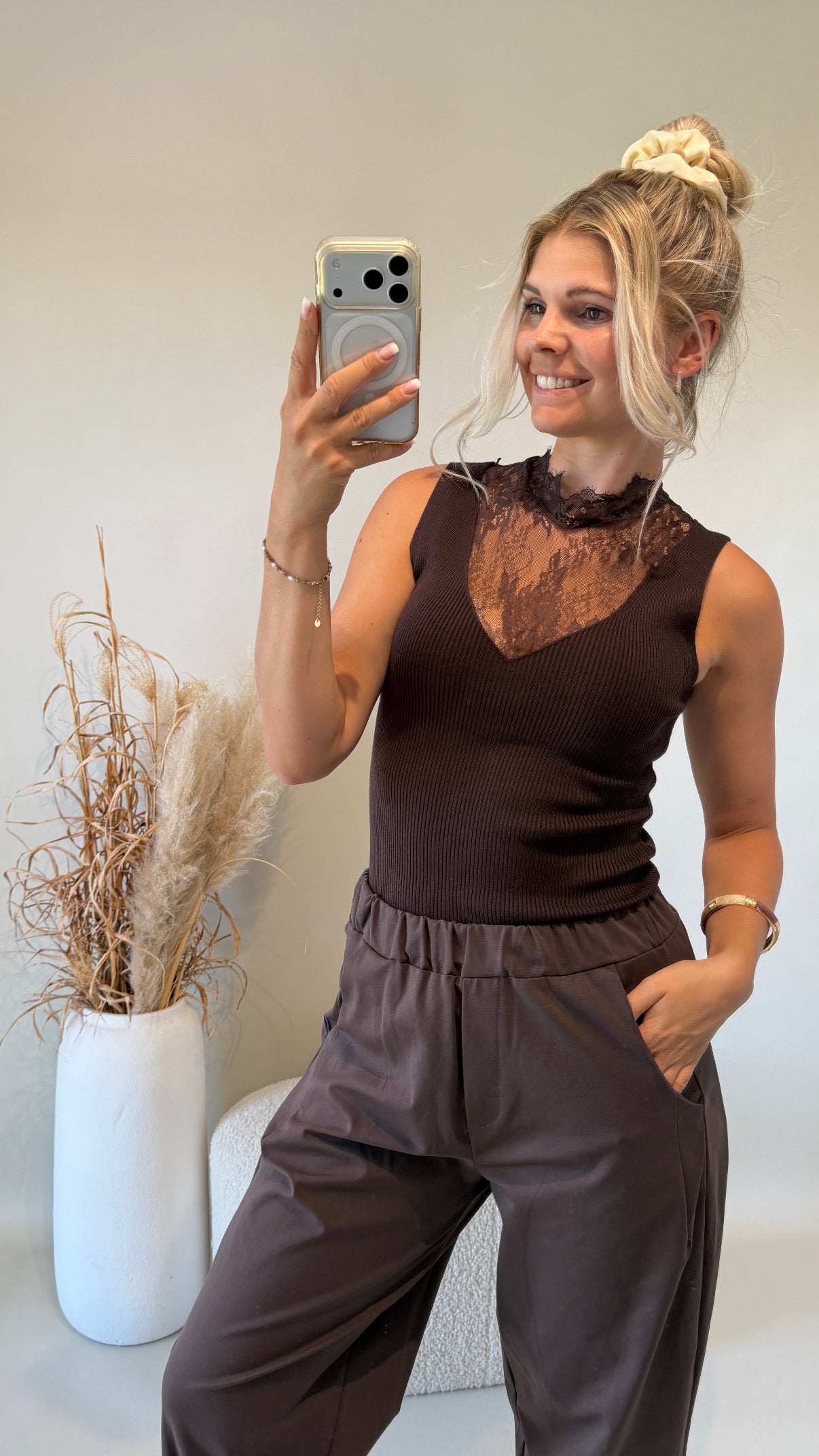 Shirt in Schokobraun mit Spitze am Ausschnitt ( Feinstrick )