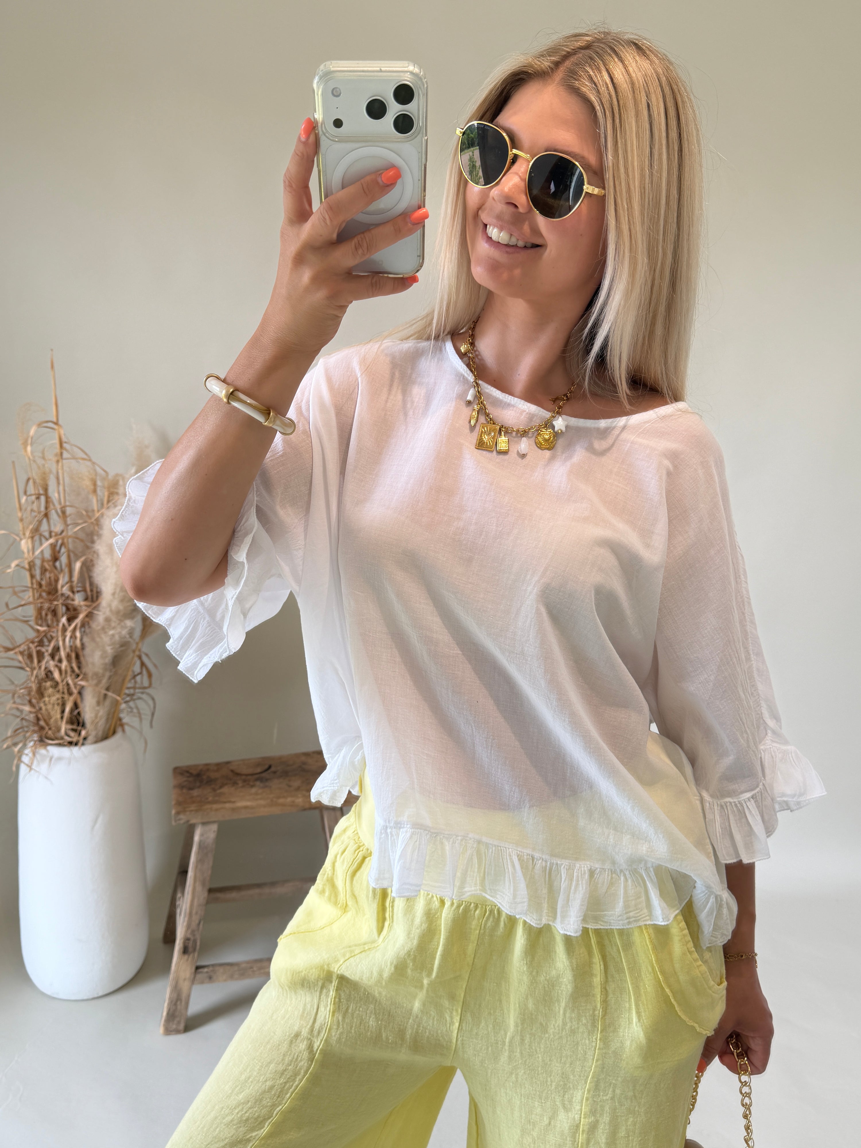 Bluse in Weiß mit Rüschen am Arm / Bund