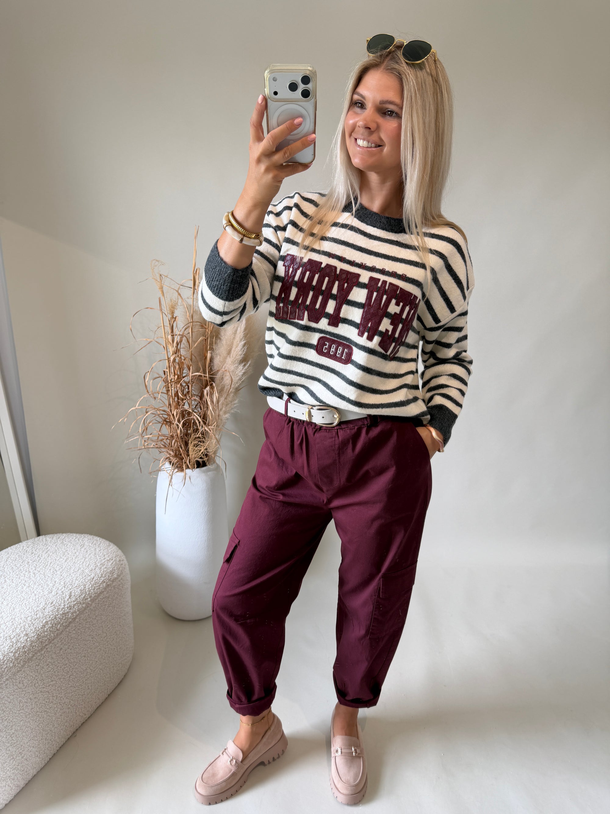 Pullover gestreift in Wollweiß / Grau mit Aufdruck