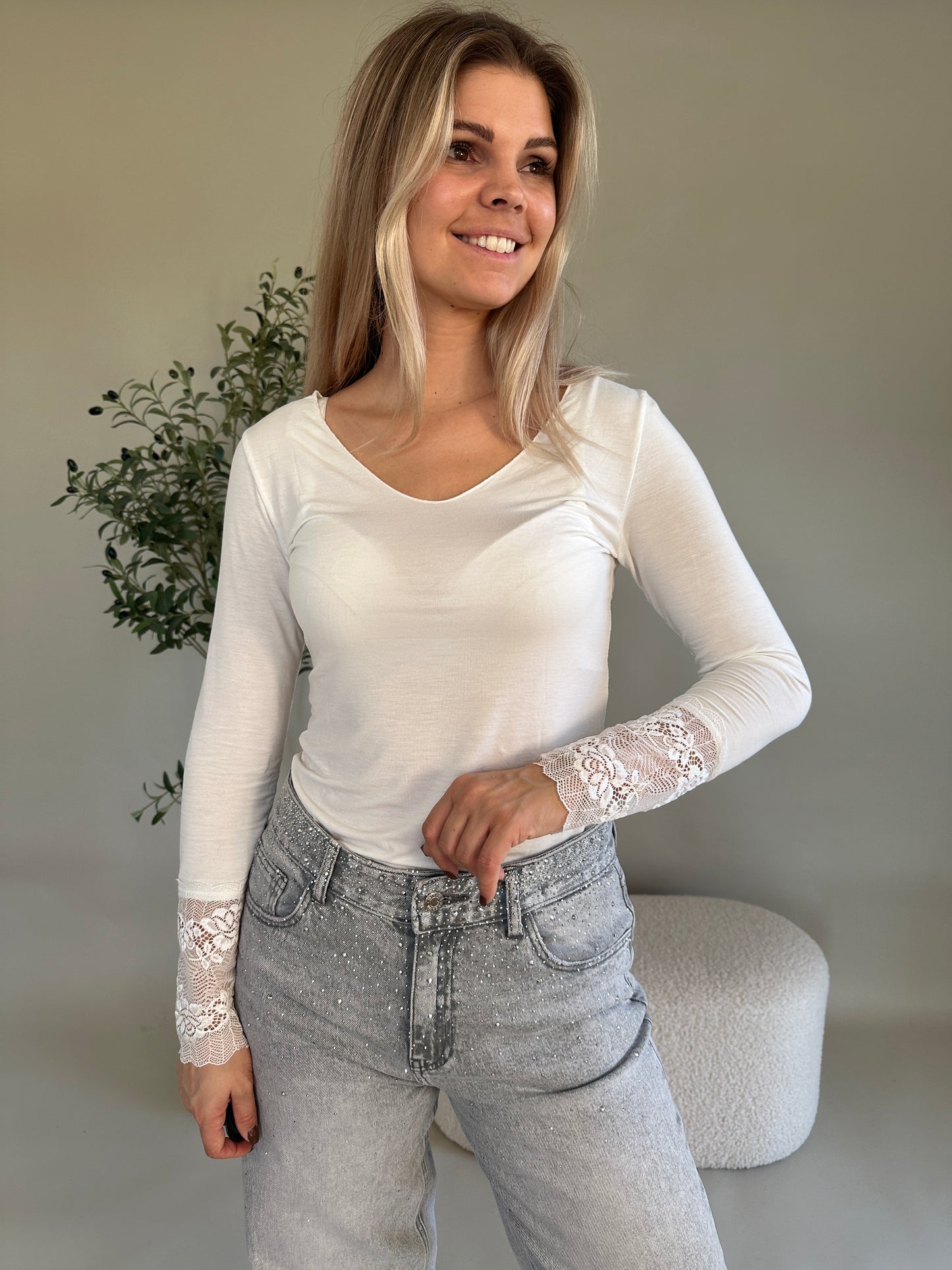 shirt in wollweiß mit spitze am arm  und v-ausschnitt
