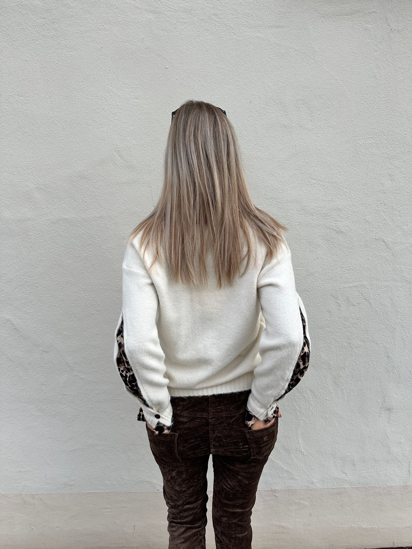 pullover in wollweiß mit v-auschnitt und aufschrift (wild and free)