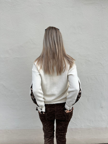 Pullover in Wollweiß mit V-Auschnitt und Aufschrift (Wild And Free)