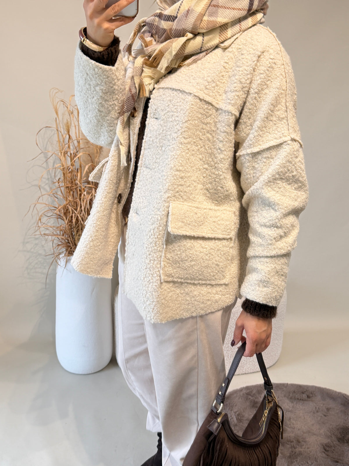 Jacke in Sand mit Kragen und großen Taschen