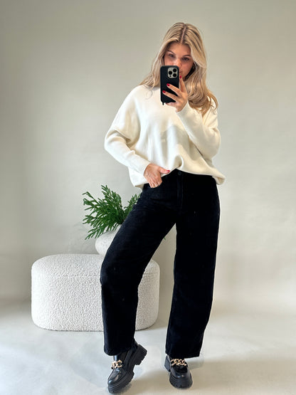 Pullover in Wollweiß mit Muster am Arm