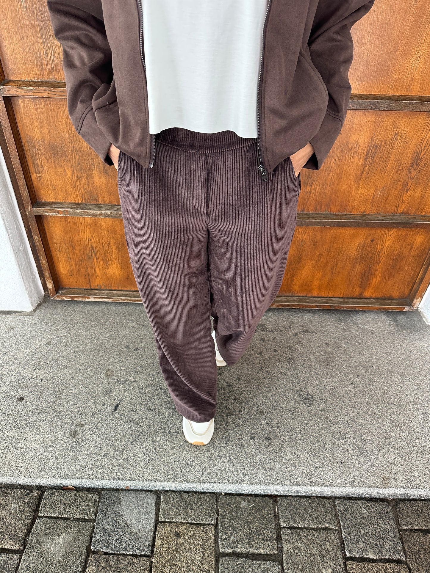 cordhose in schokobraun mit weitem bein