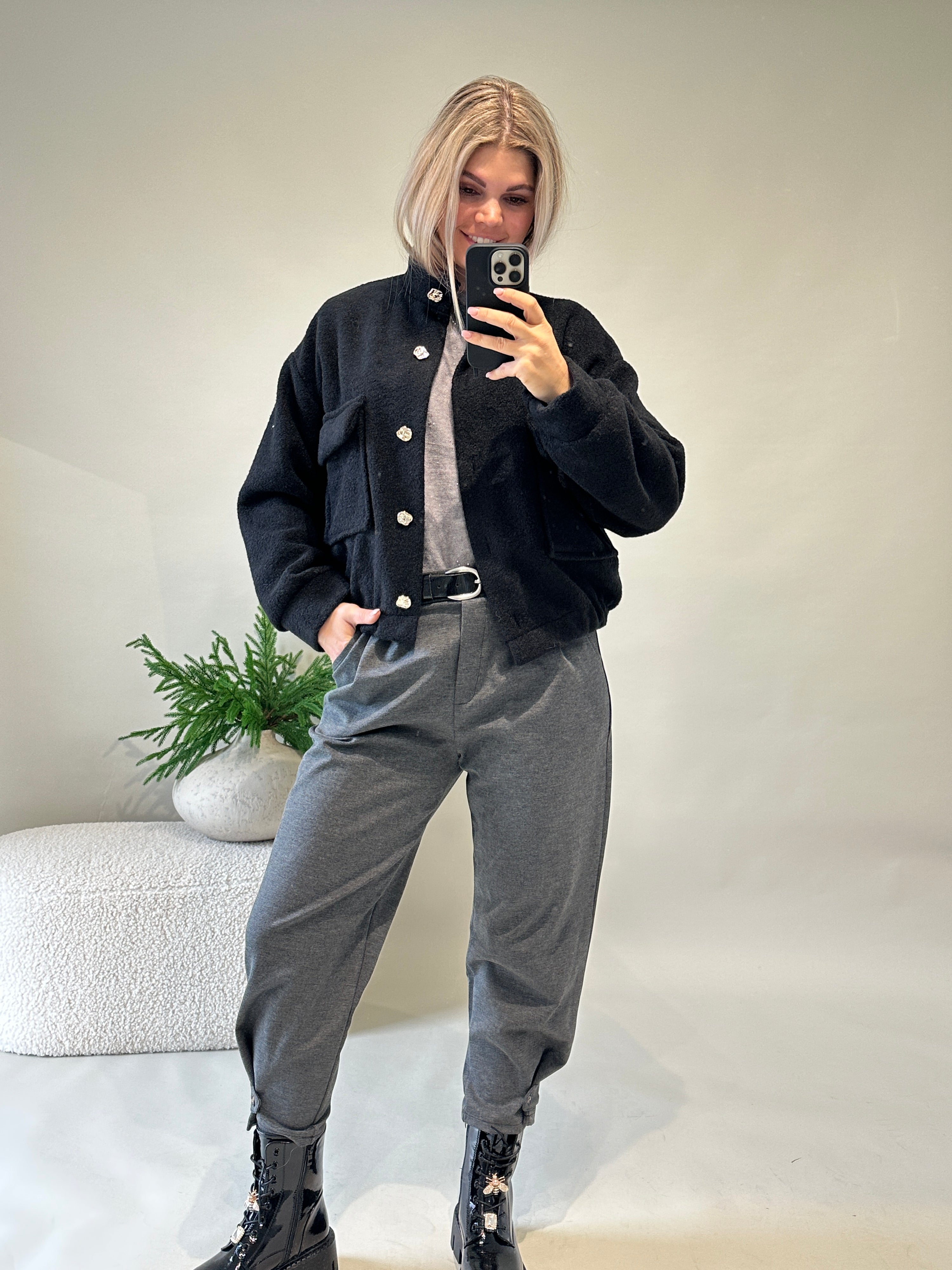 Jacke in Schwarz mit Goldenen Knöpfen und Taschen vorne