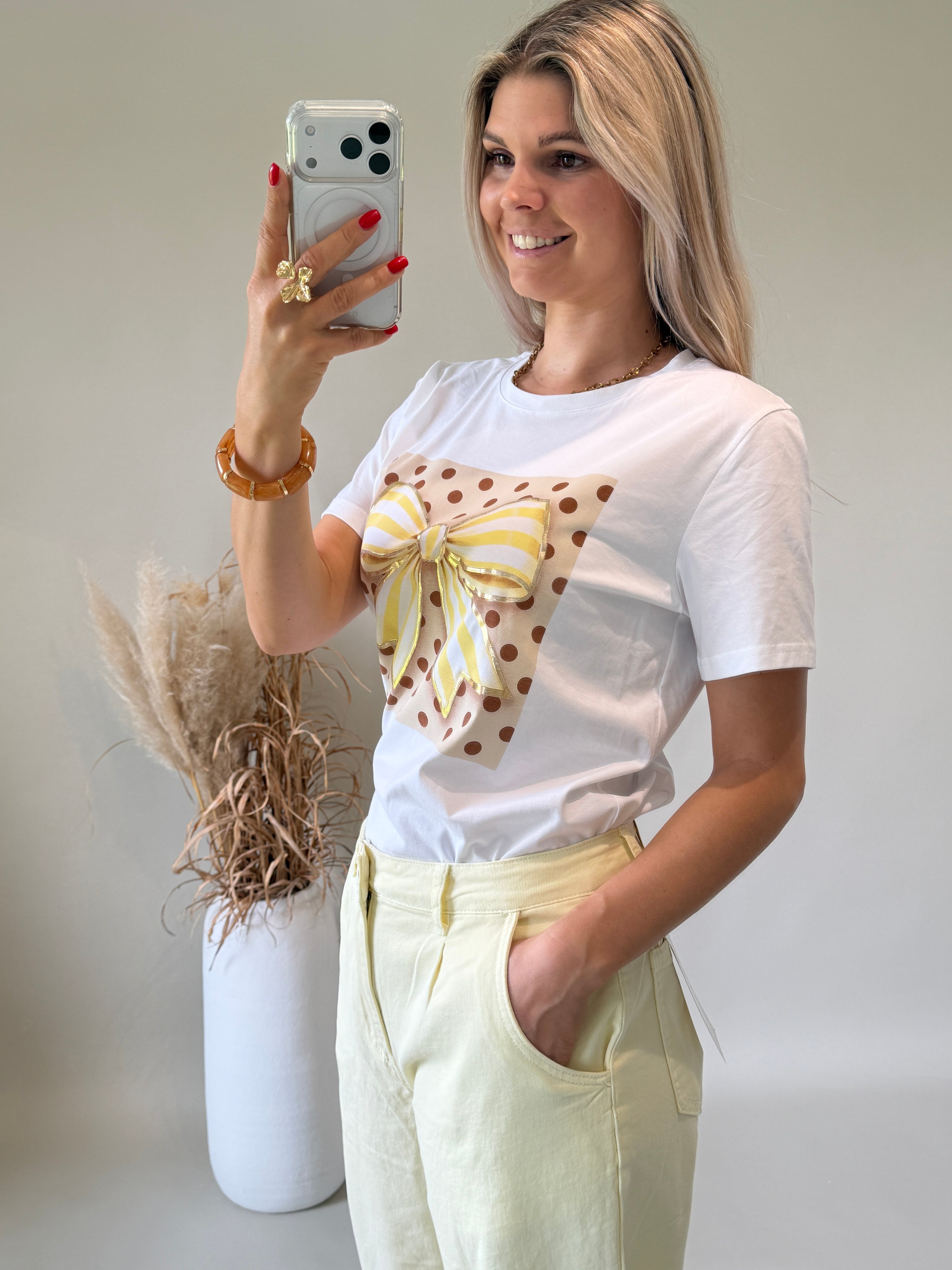 T - Shirt in Weiß mit Aufdruck ( Schleife in Gelb )