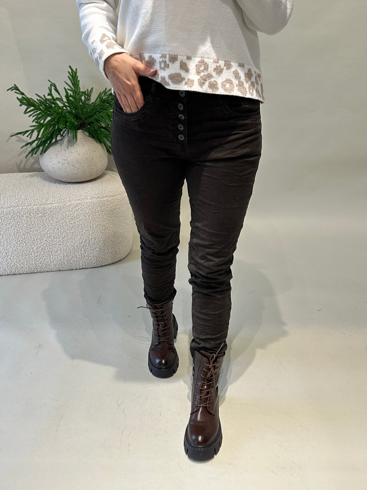 jeans in schokobraun mit knöpfen