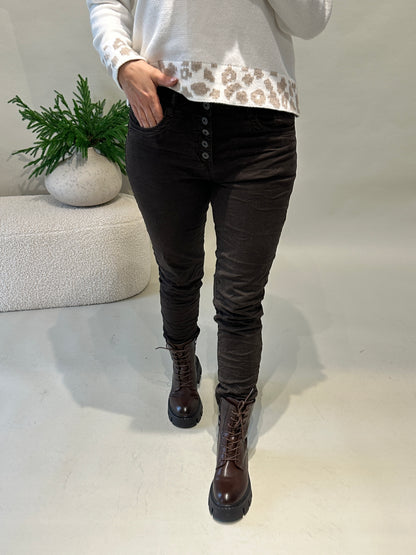 Jeans in Schokobraun mit Knöpfen