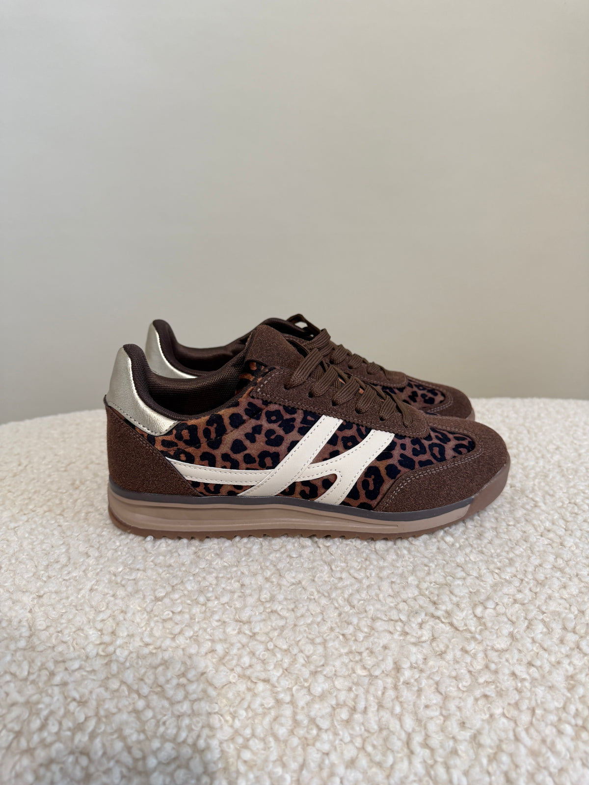 Sneaker in Schokobraun mit Leo - Muster