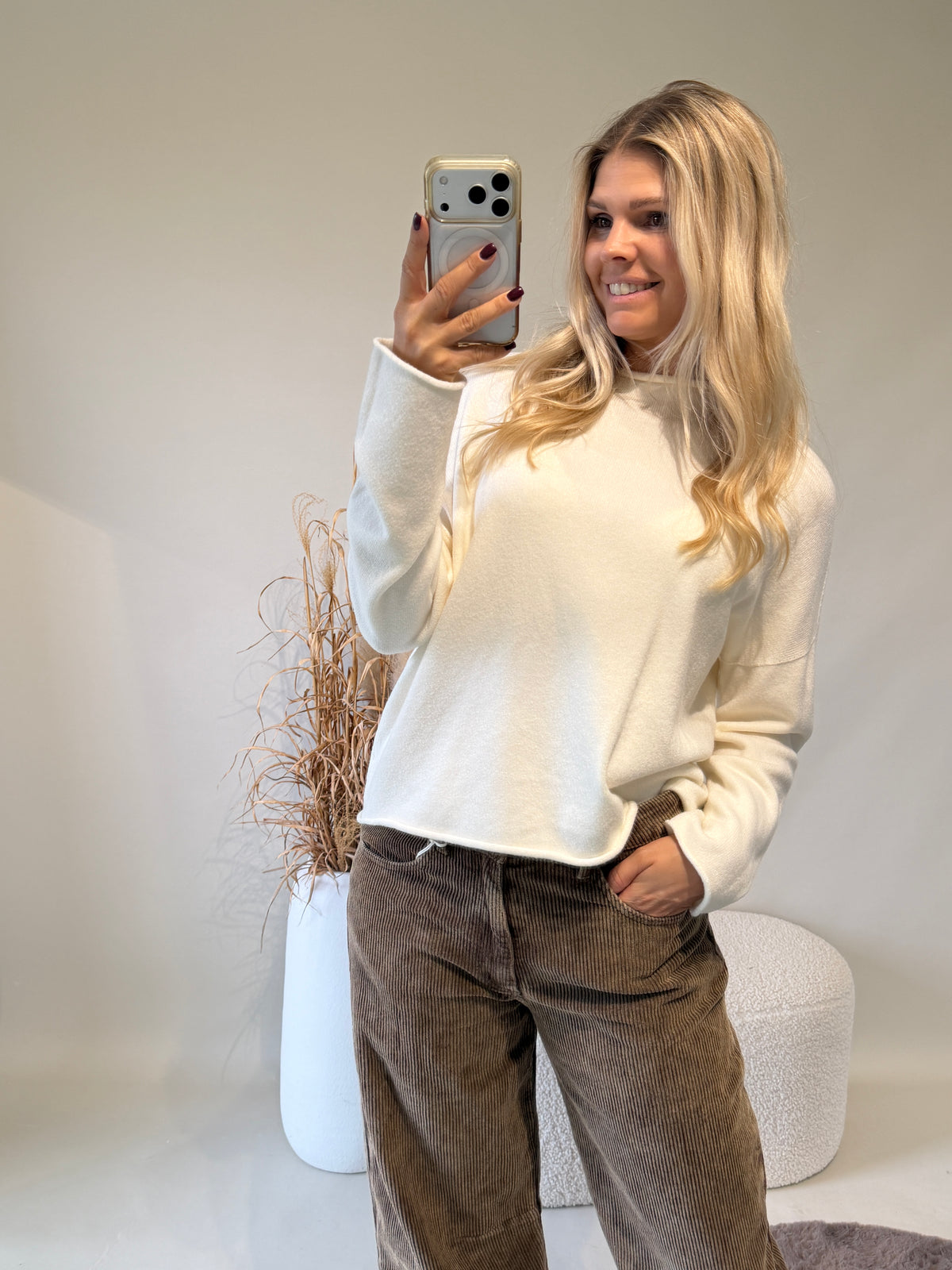 Pullover in Wollweiß mit etwas höheren Kragen