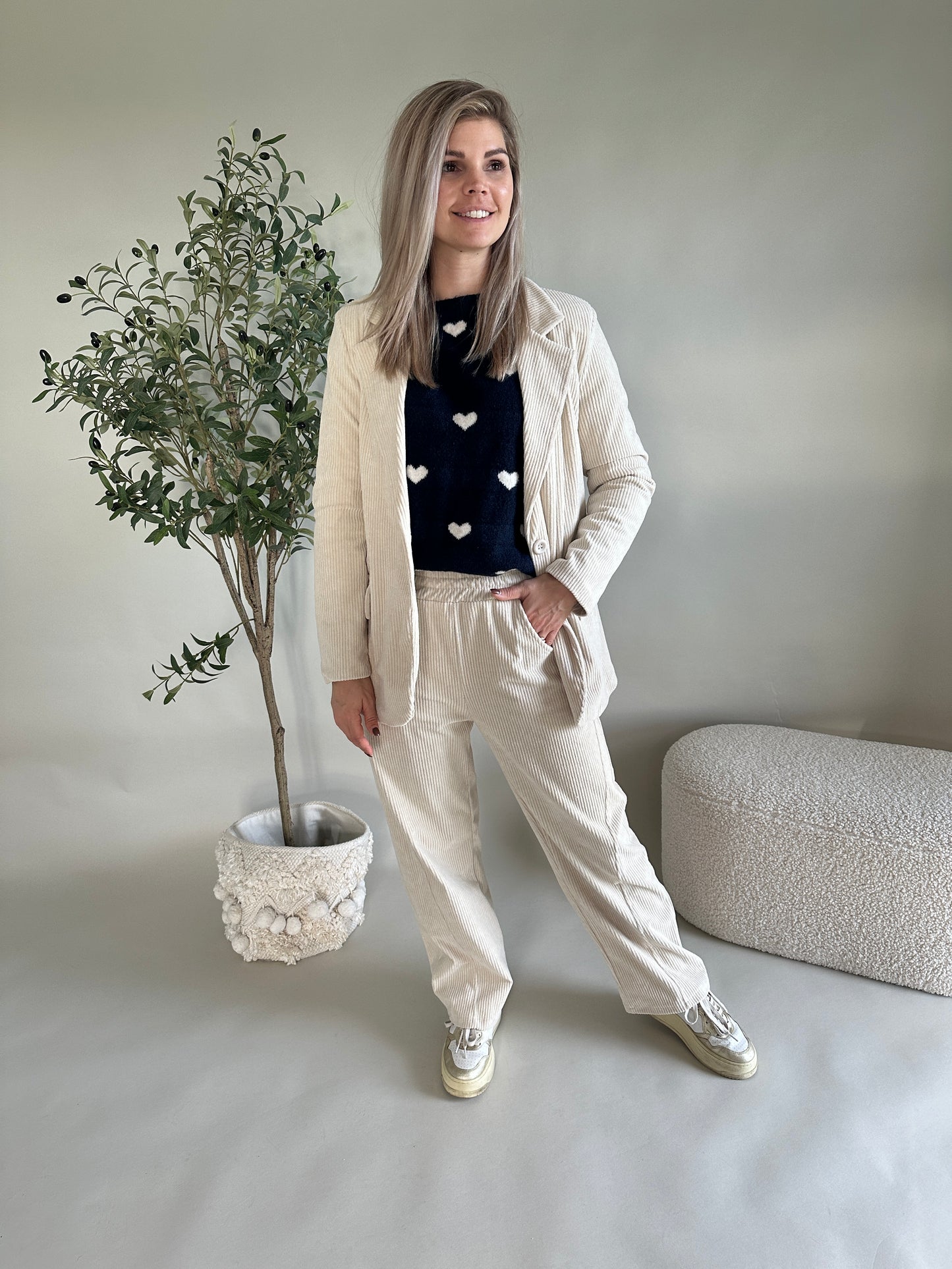 pullover in dunkelblau mit herzen in wollweiß