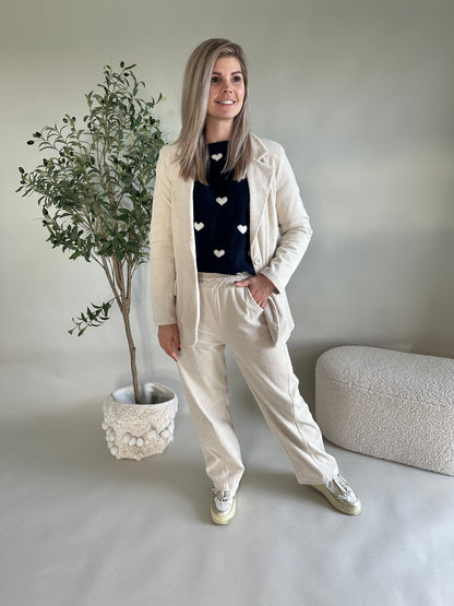 Pullover in Dunkelblau mit Herzen in Wollweiß