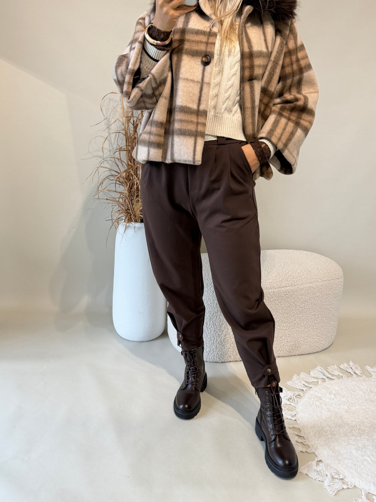 Hose in Schokobraun mit Lasche am Bein
