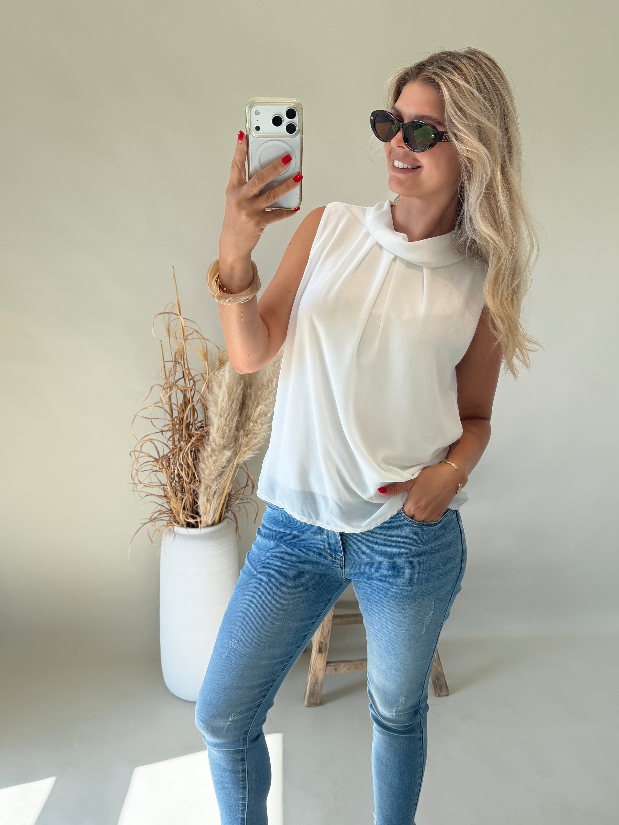 Bluse in Wollweiß ( ärmellos )