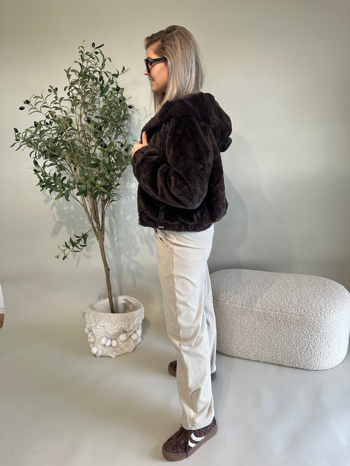 felljacke in schokobraun mit kapuze