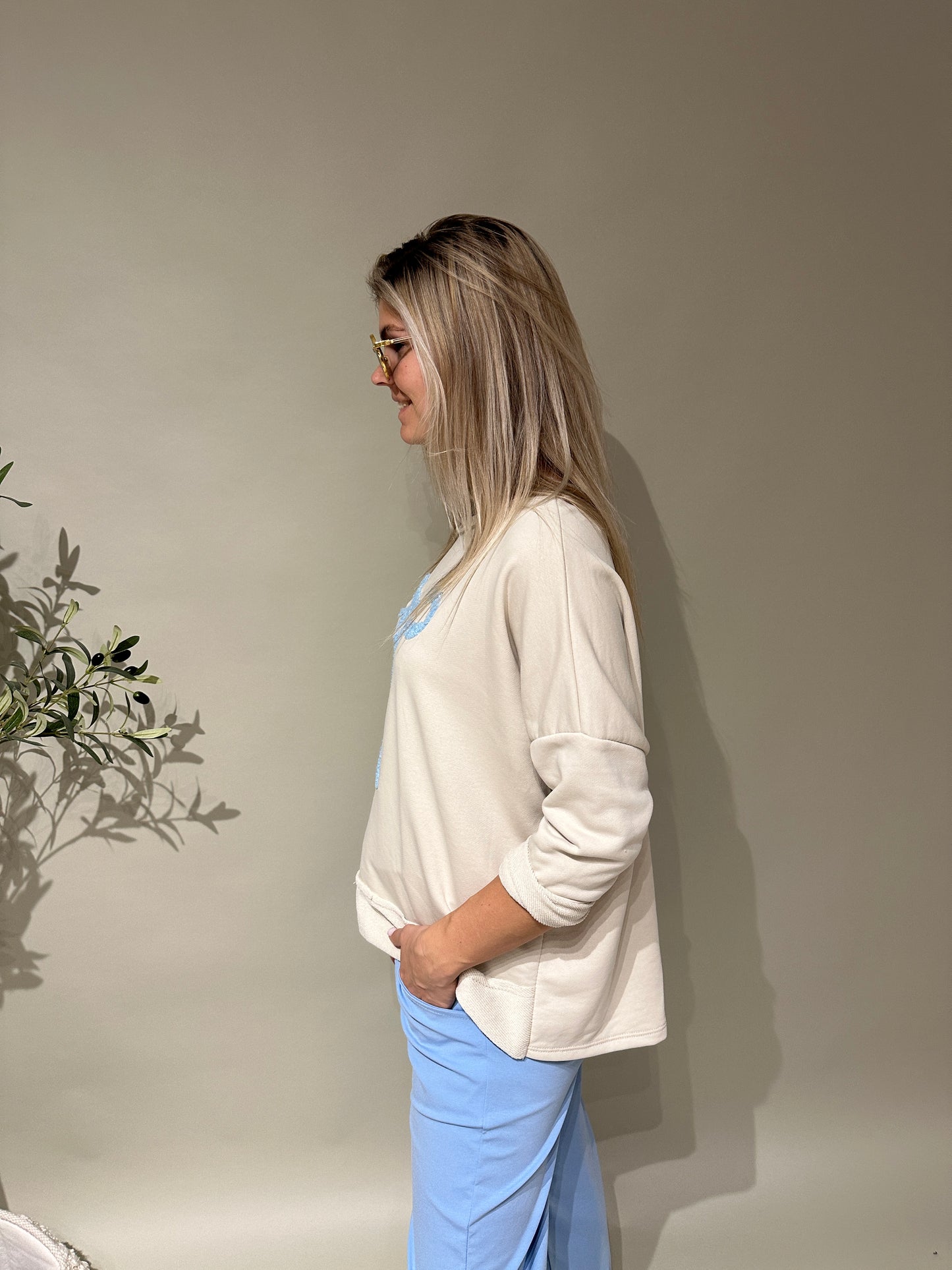 shirt in beige mit hellblauen aufnährer vorne