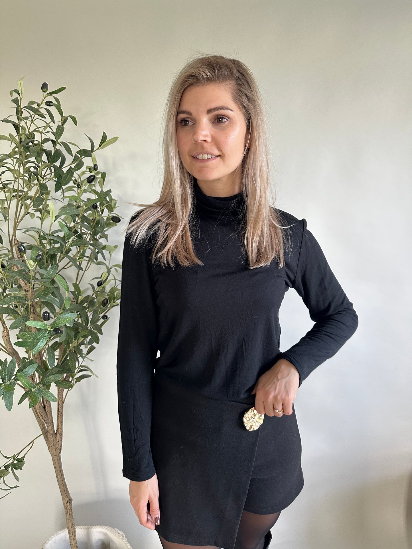 shirt in schwarz mit rollkragen