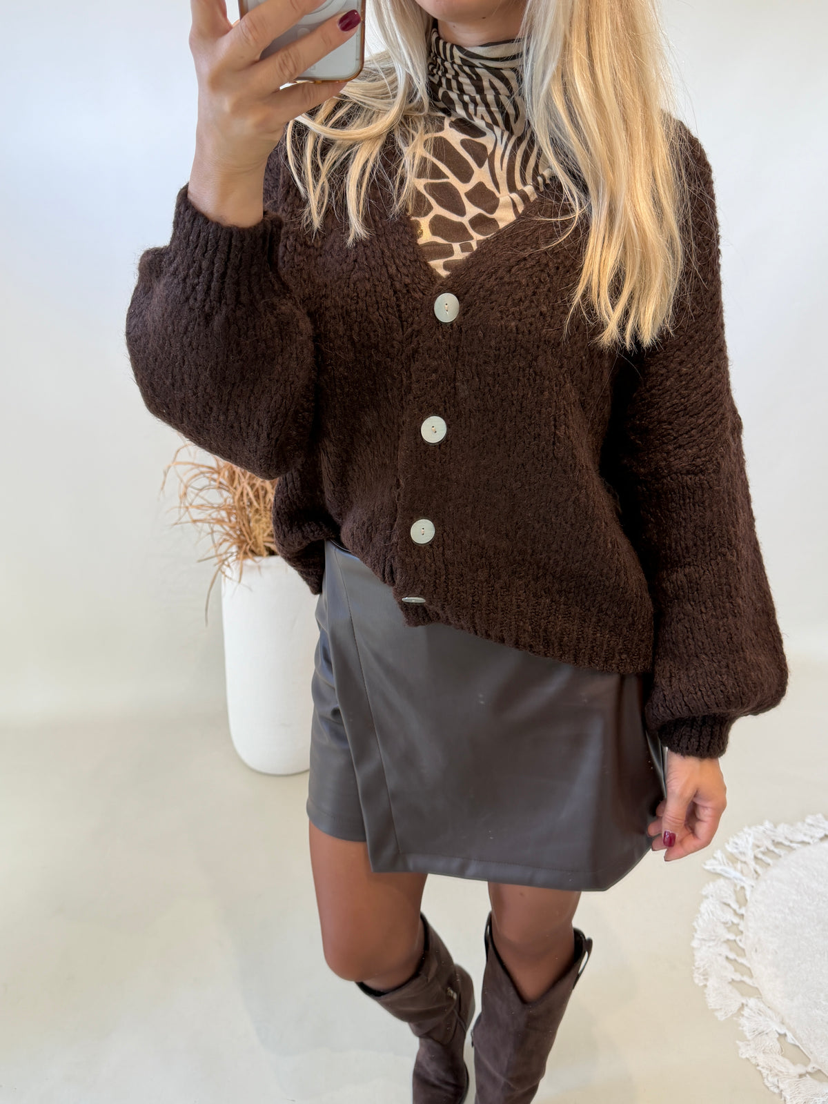 Strickjacke in Schokobraun mit Aufdruck am Rücken