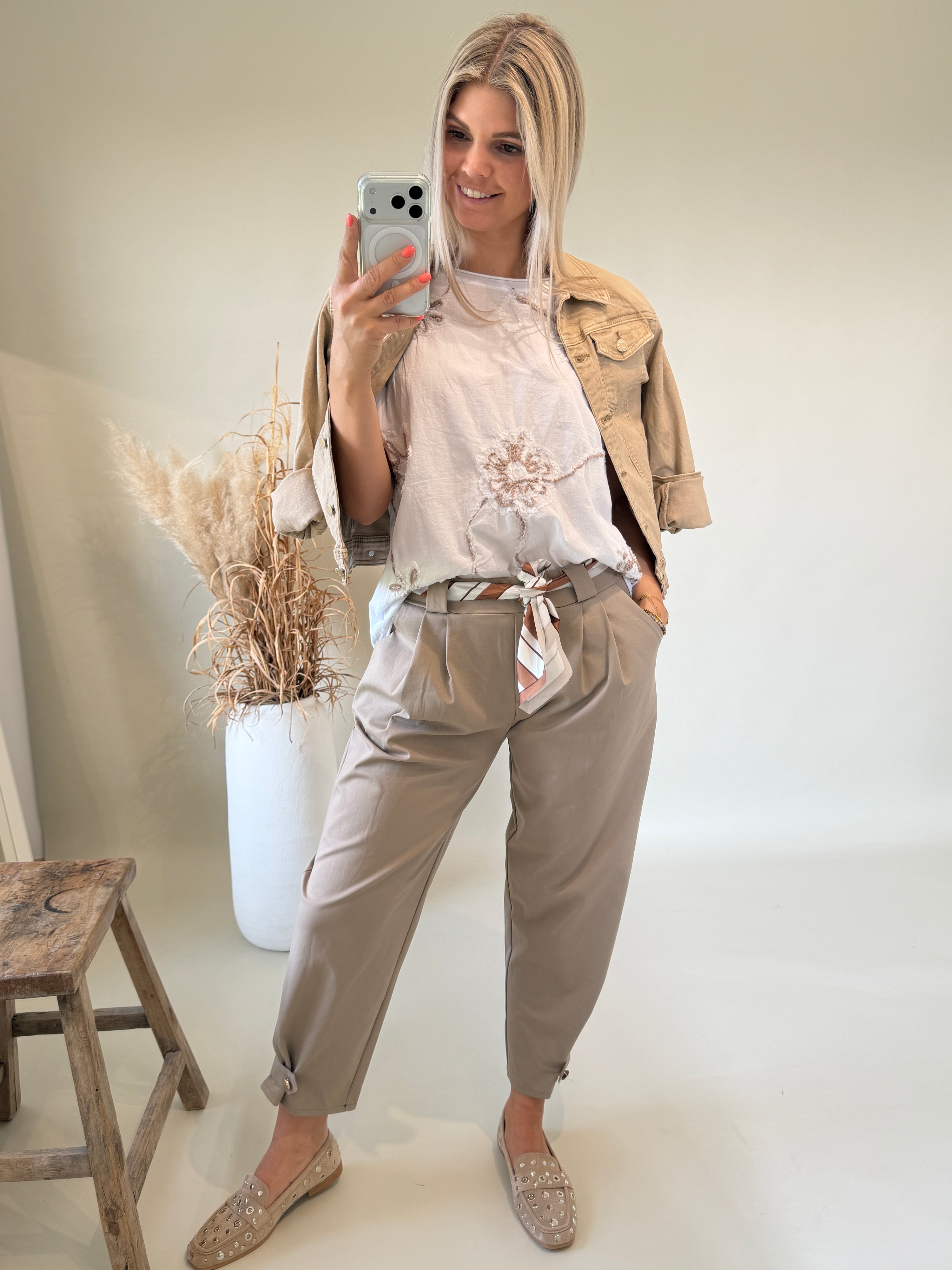 Hose in Taupe mit Lasche unten und Tuch