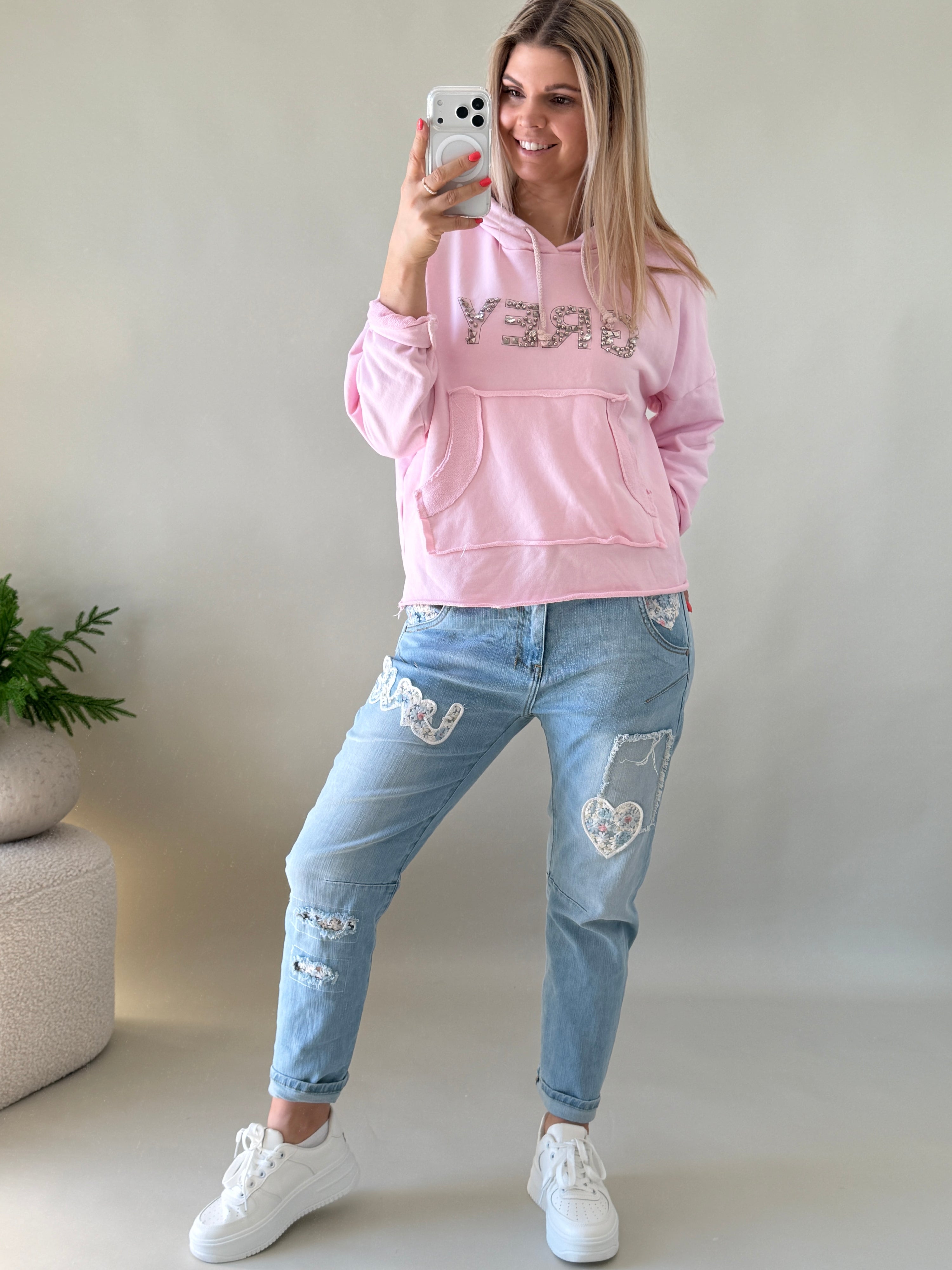 Jeans mit Aufnäher LOVE und Blumenmuster