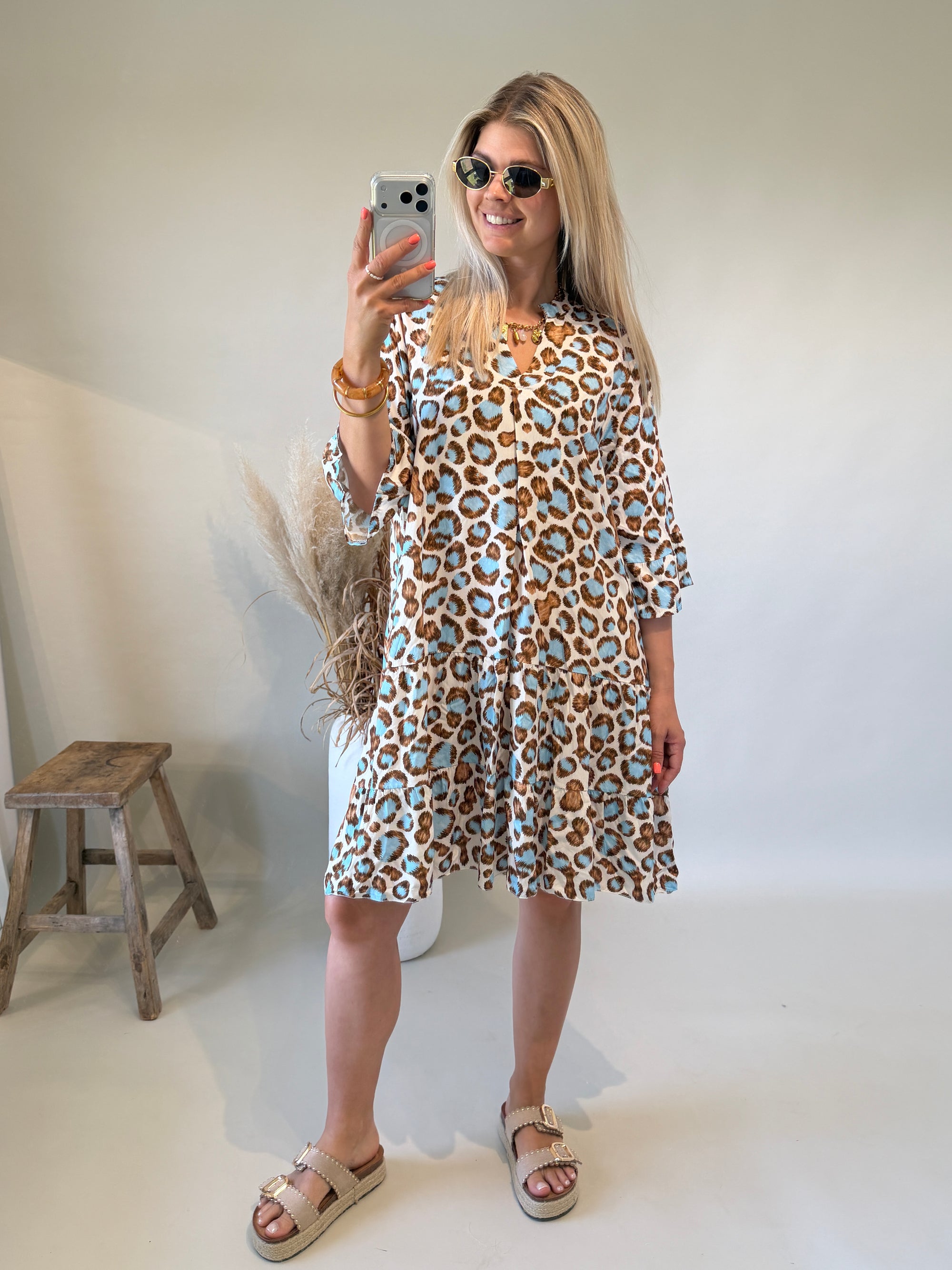 Kleid mit Leomuster in Hellblau und Schokobraun