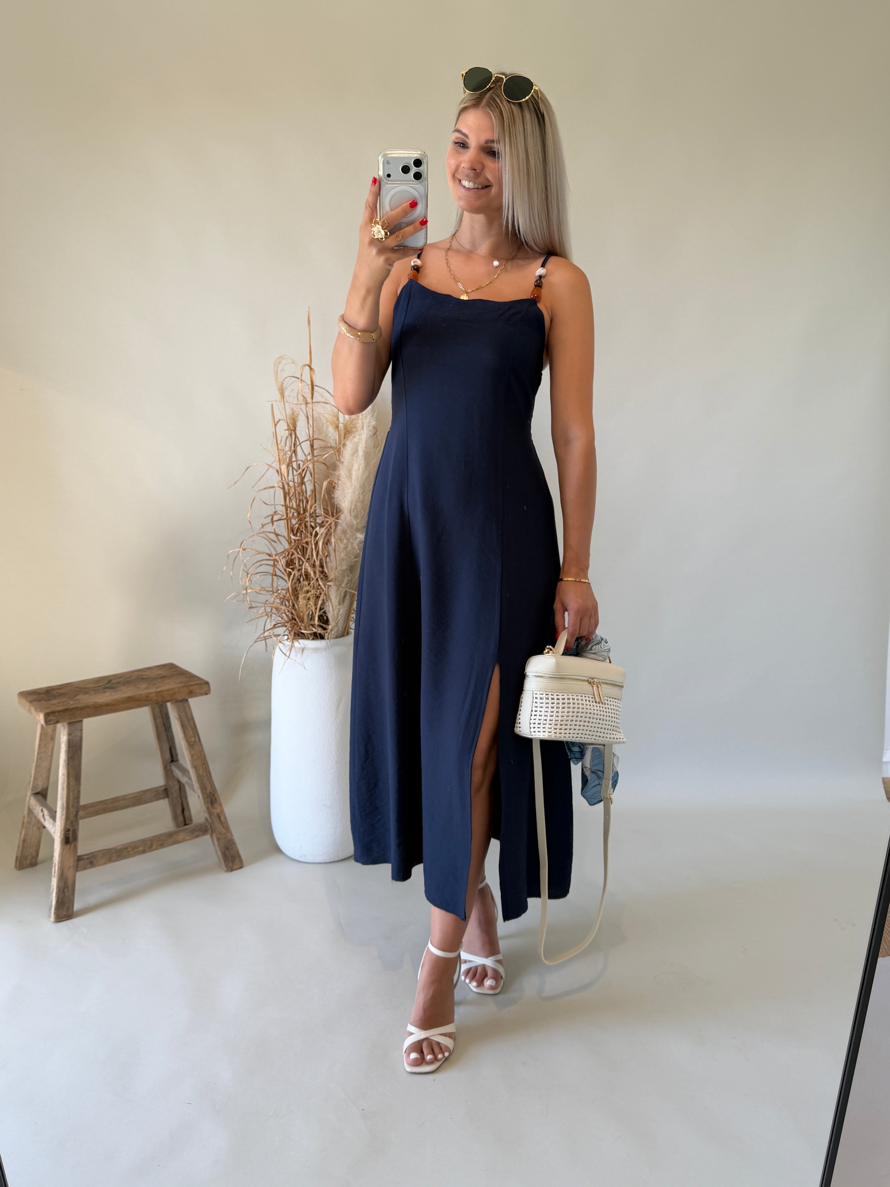 Kleid in Dunkelblau mit Holzperlen