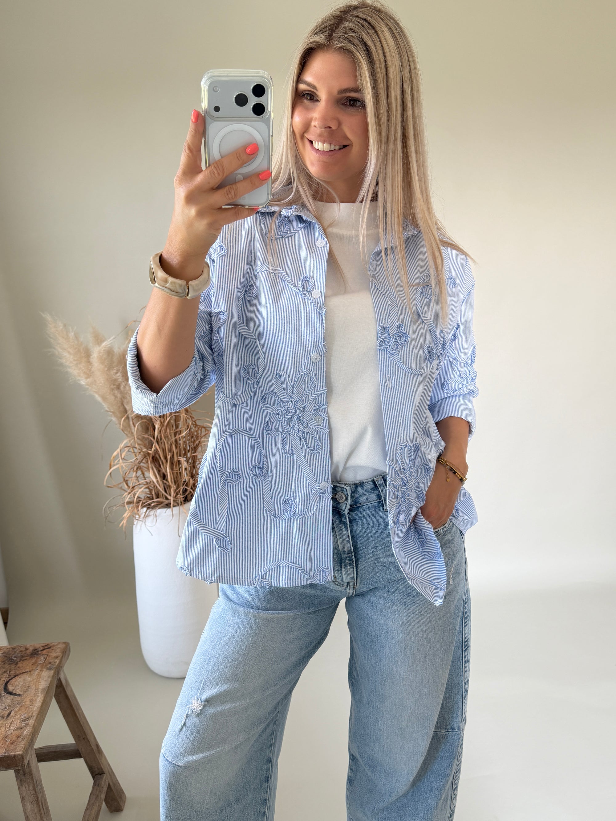 Bluse in Blau / Weiß gestreift mit Blumen