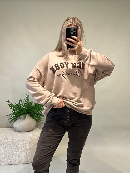 Pullover in Beige mit Aufschrift in Schokobraun (NEW YORK)