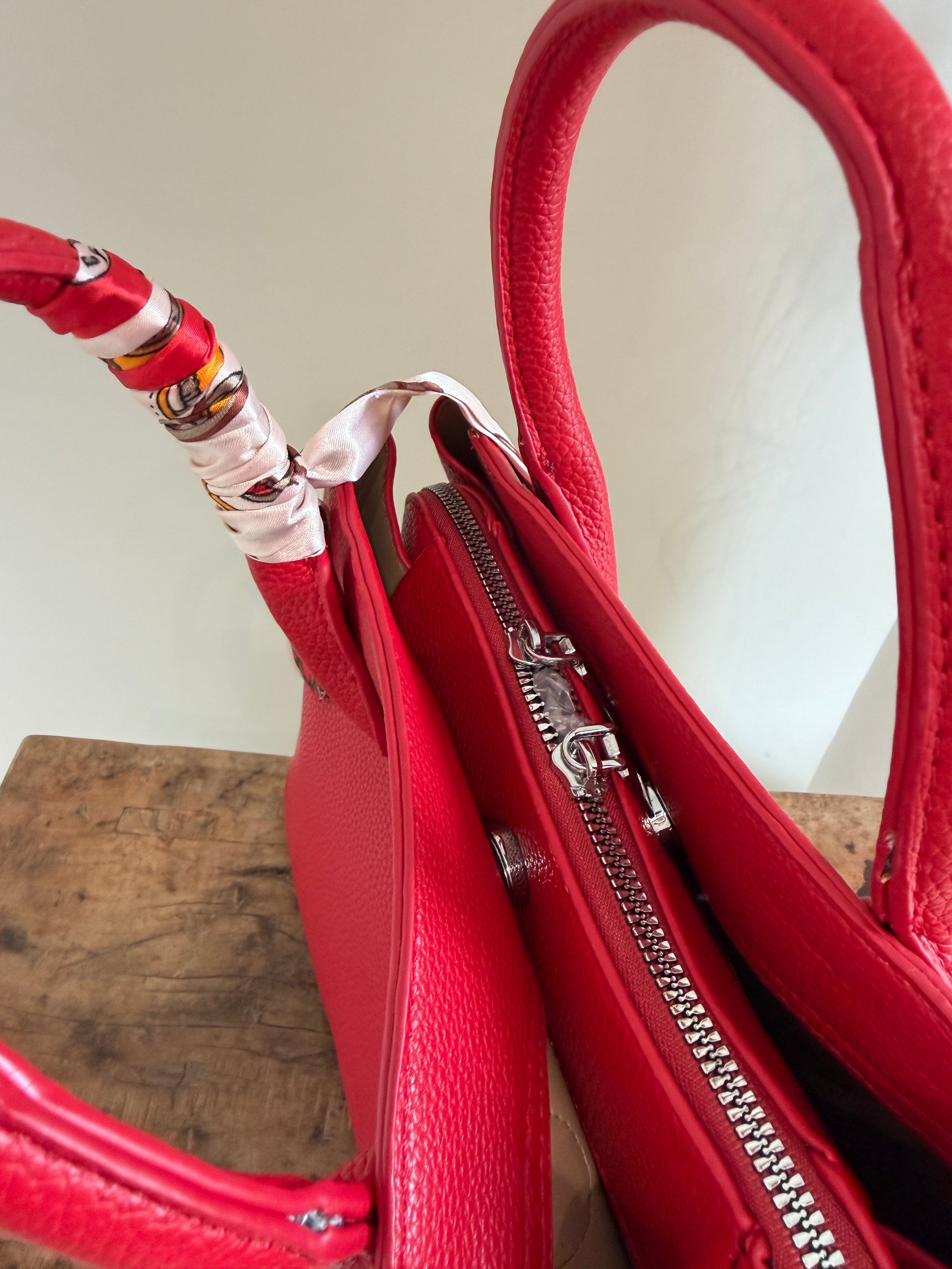Tasche in Rot mit Tuch
