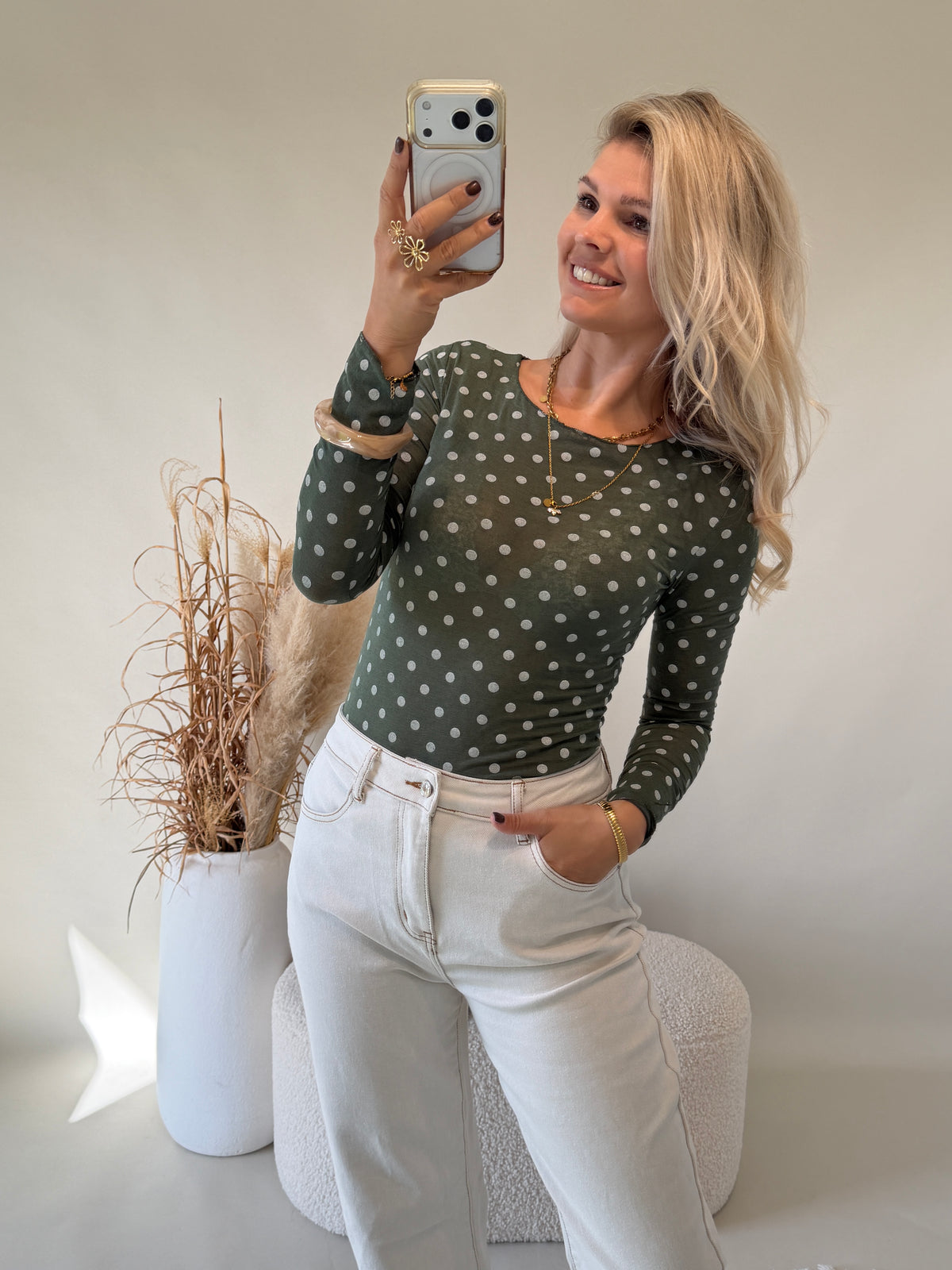 Shirt in Olivgrün mit Wollweißen Punkten