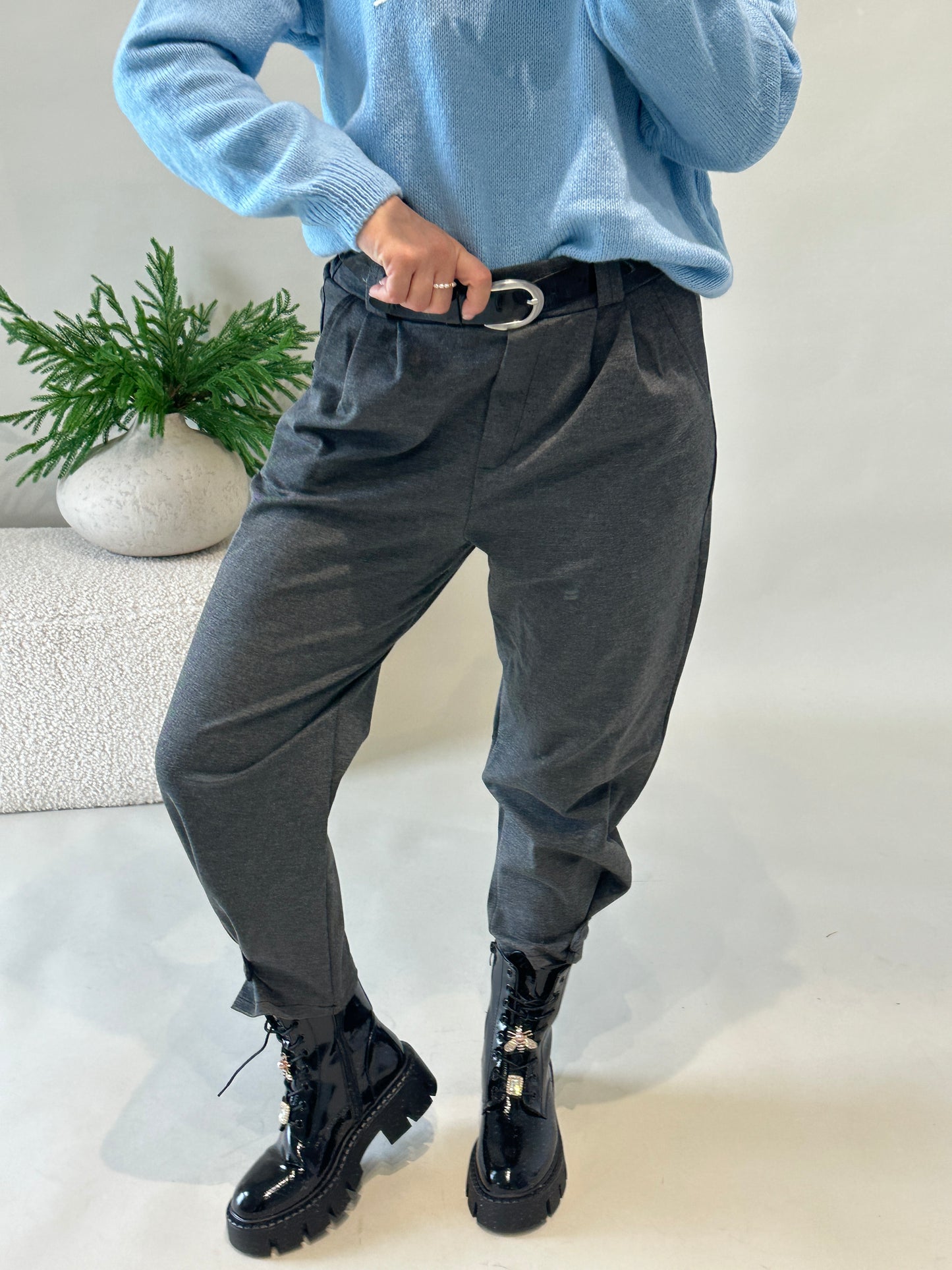 hose in grau mit schokobraunen gürtel und lasche unten