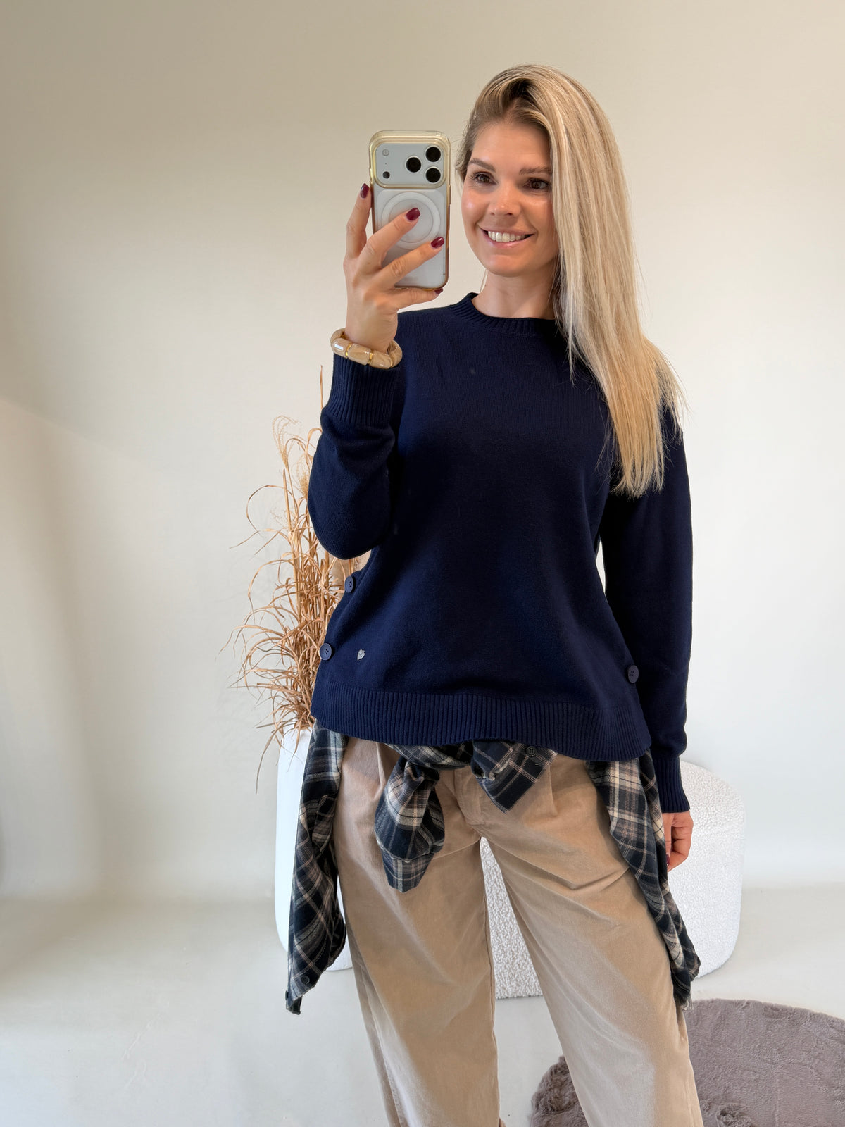 Pullover in Dunkelblau mit Knöpfen an der Seite