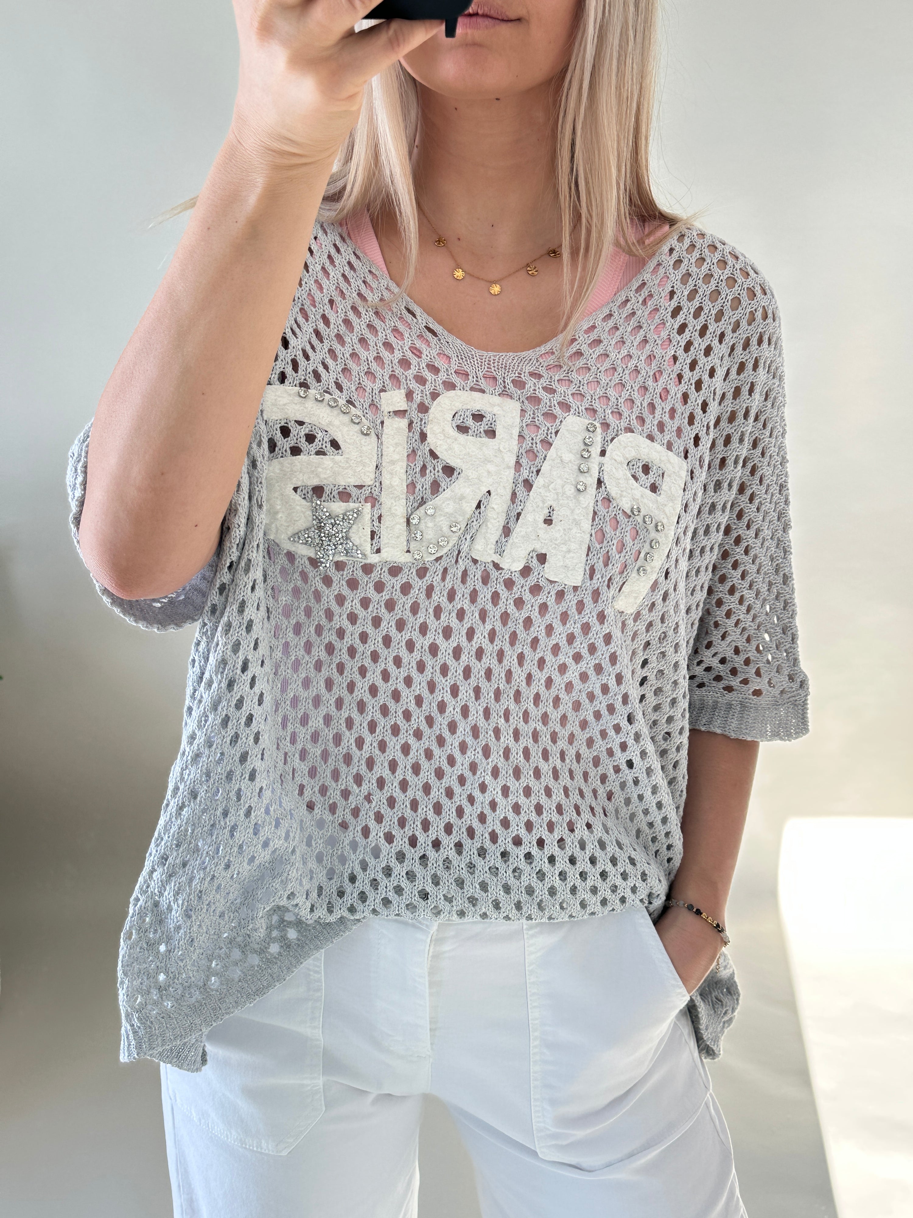 Pullover in Grau mit Lochmuster und Aufschrift PARIS