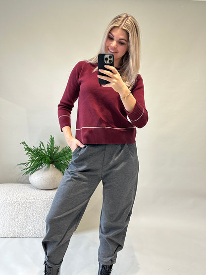 Pullover in Burgundy mit Wollweißen Streifen an Kragen und Bund