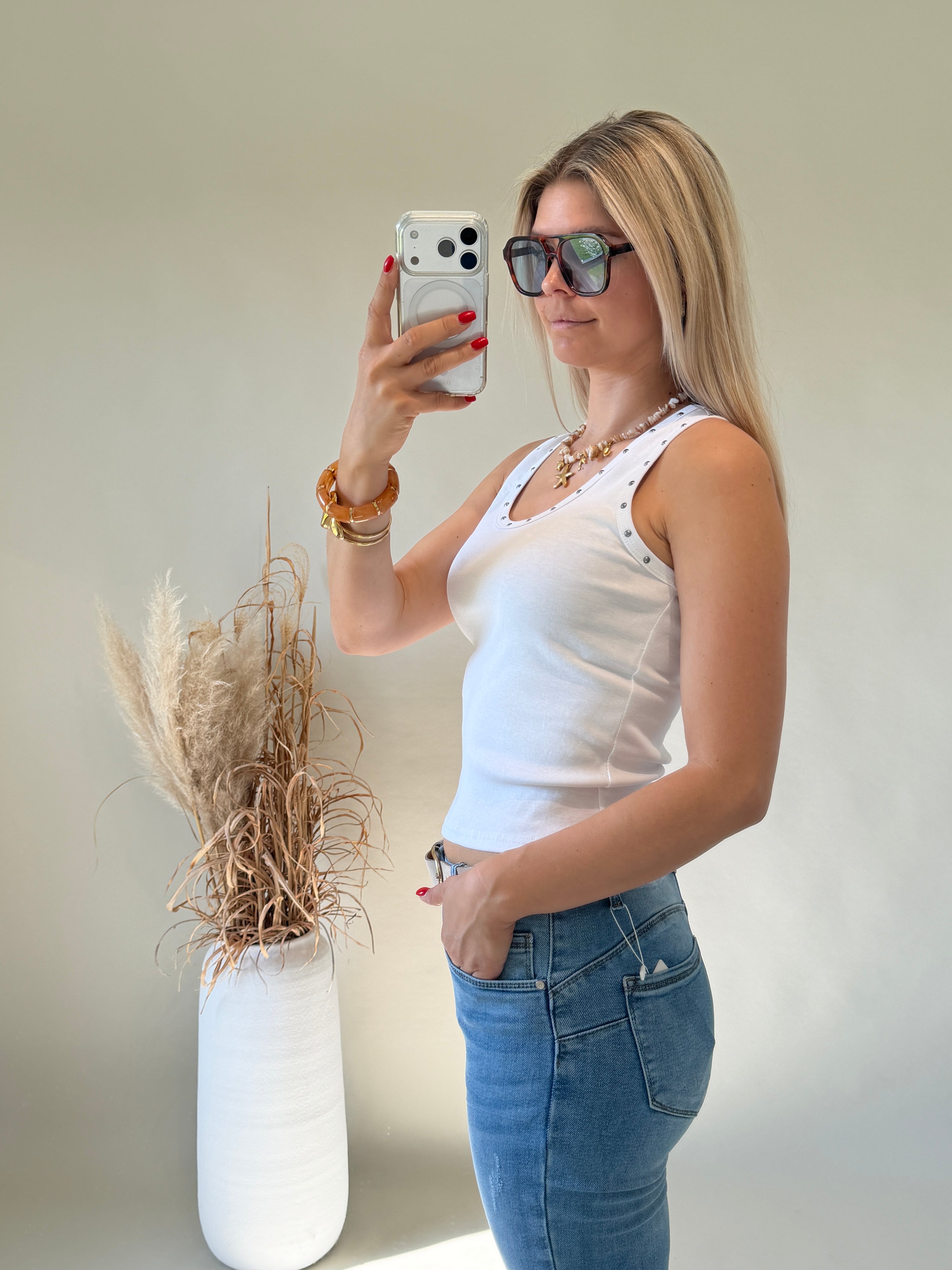 Top in Weiß mit Nieten