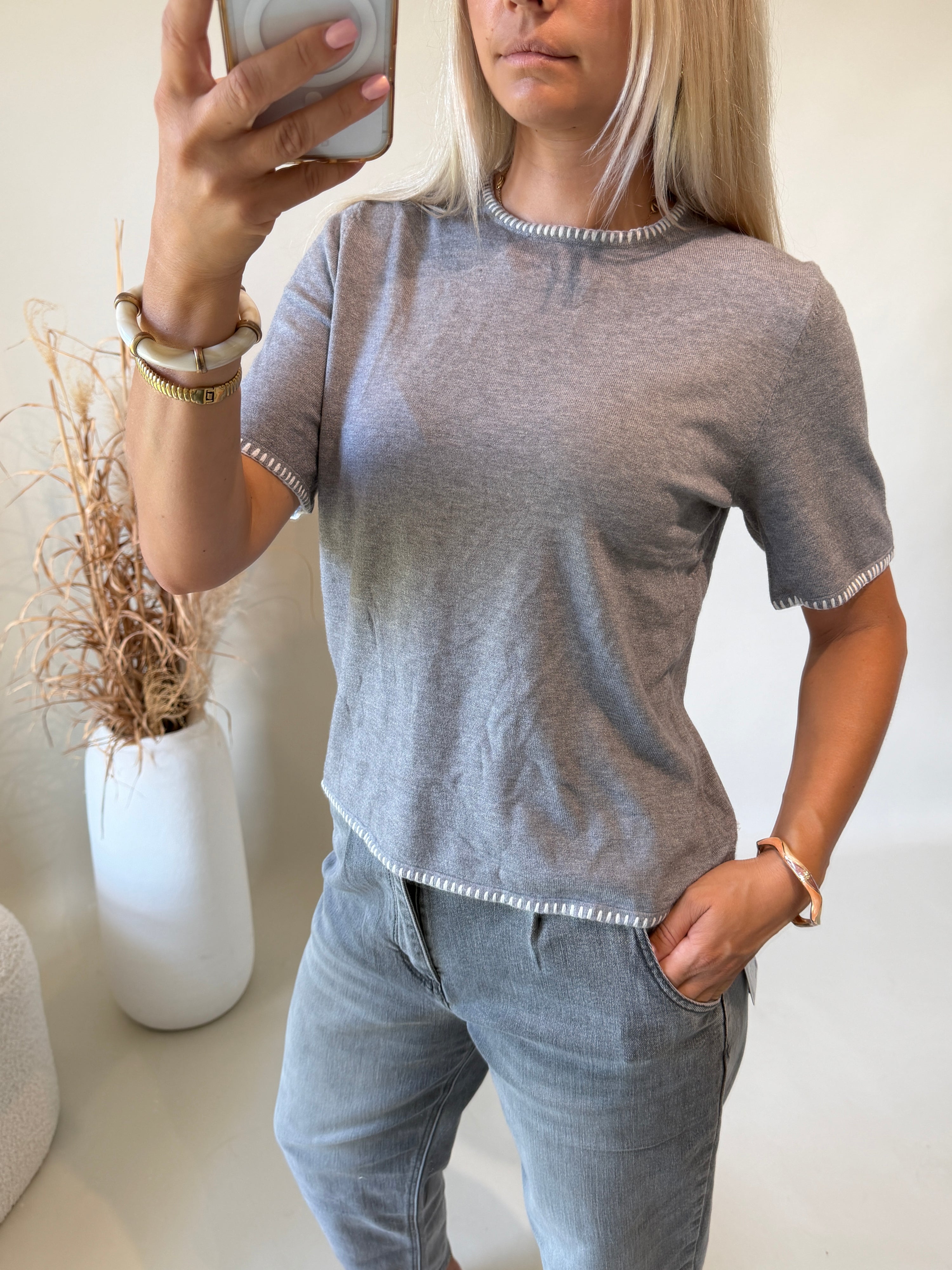Pullover in Hellgrau mit Beigen Nähten