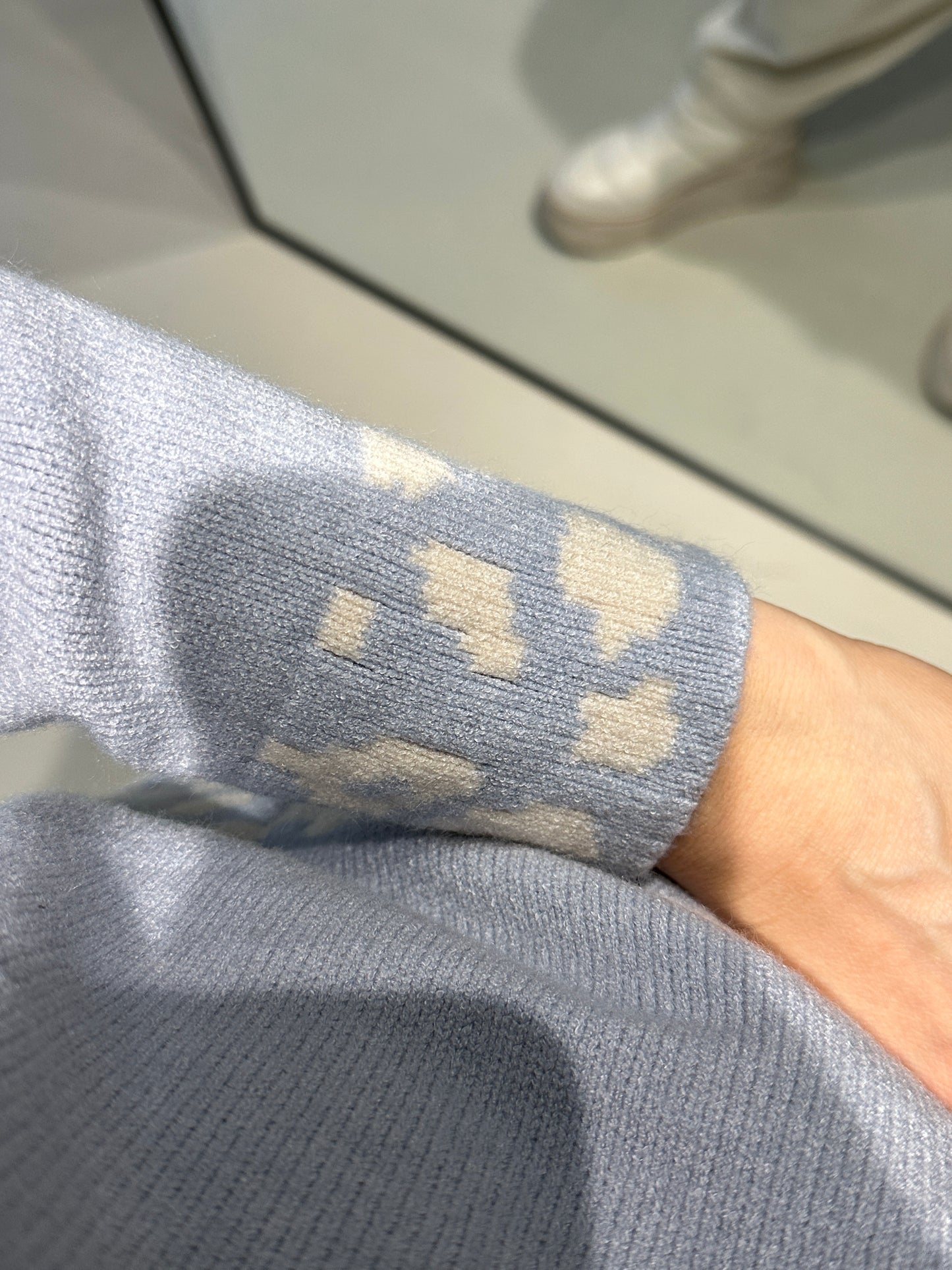 pullover in hellblau mit leomuster an bund und kragen