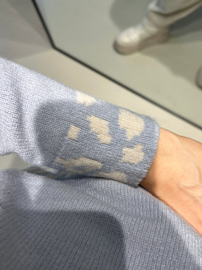 Pullover in Hellblau mit Leomuster an Bund und Kragen