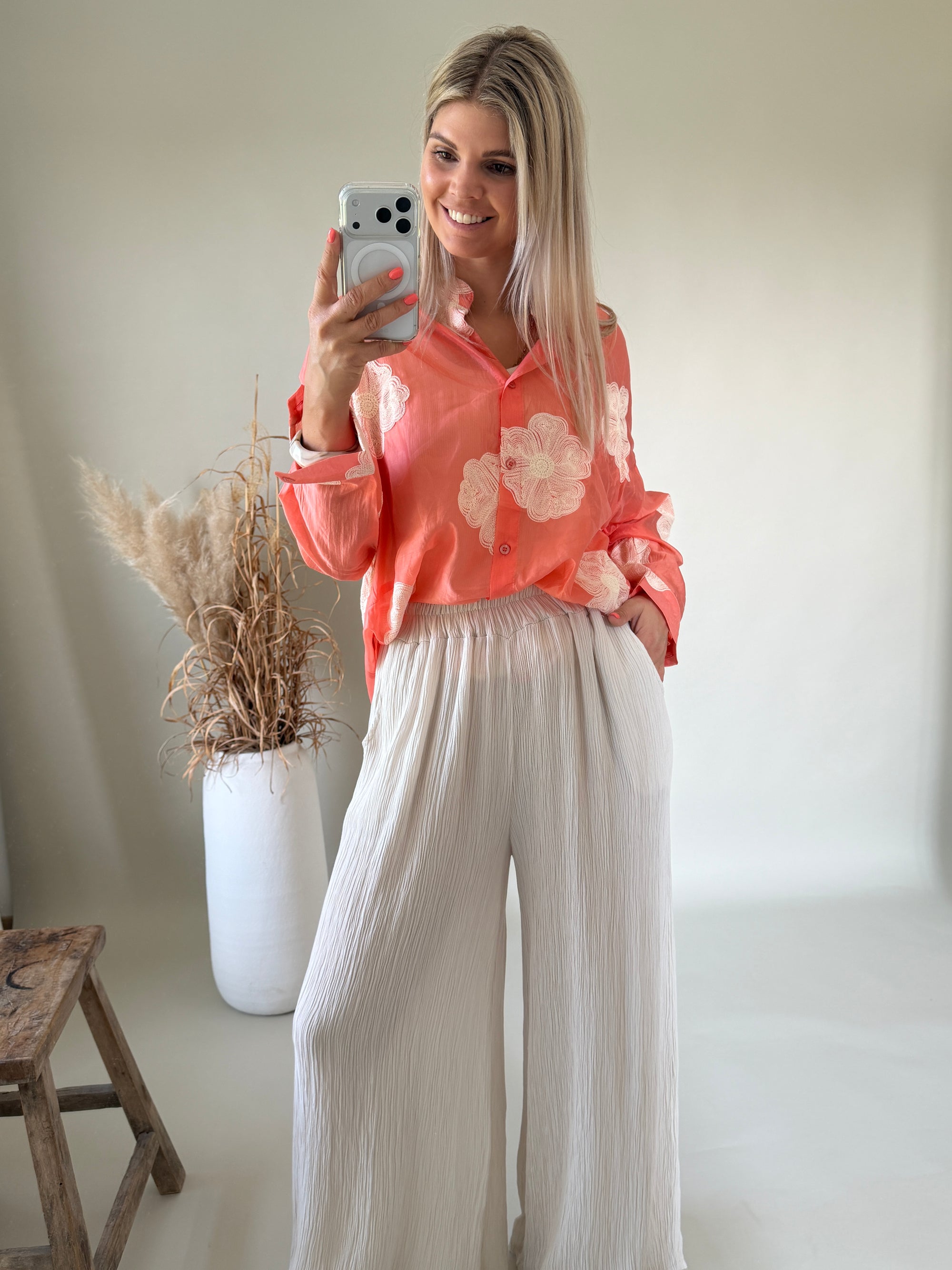 Bluse in Apricot mit Blumenstickerei