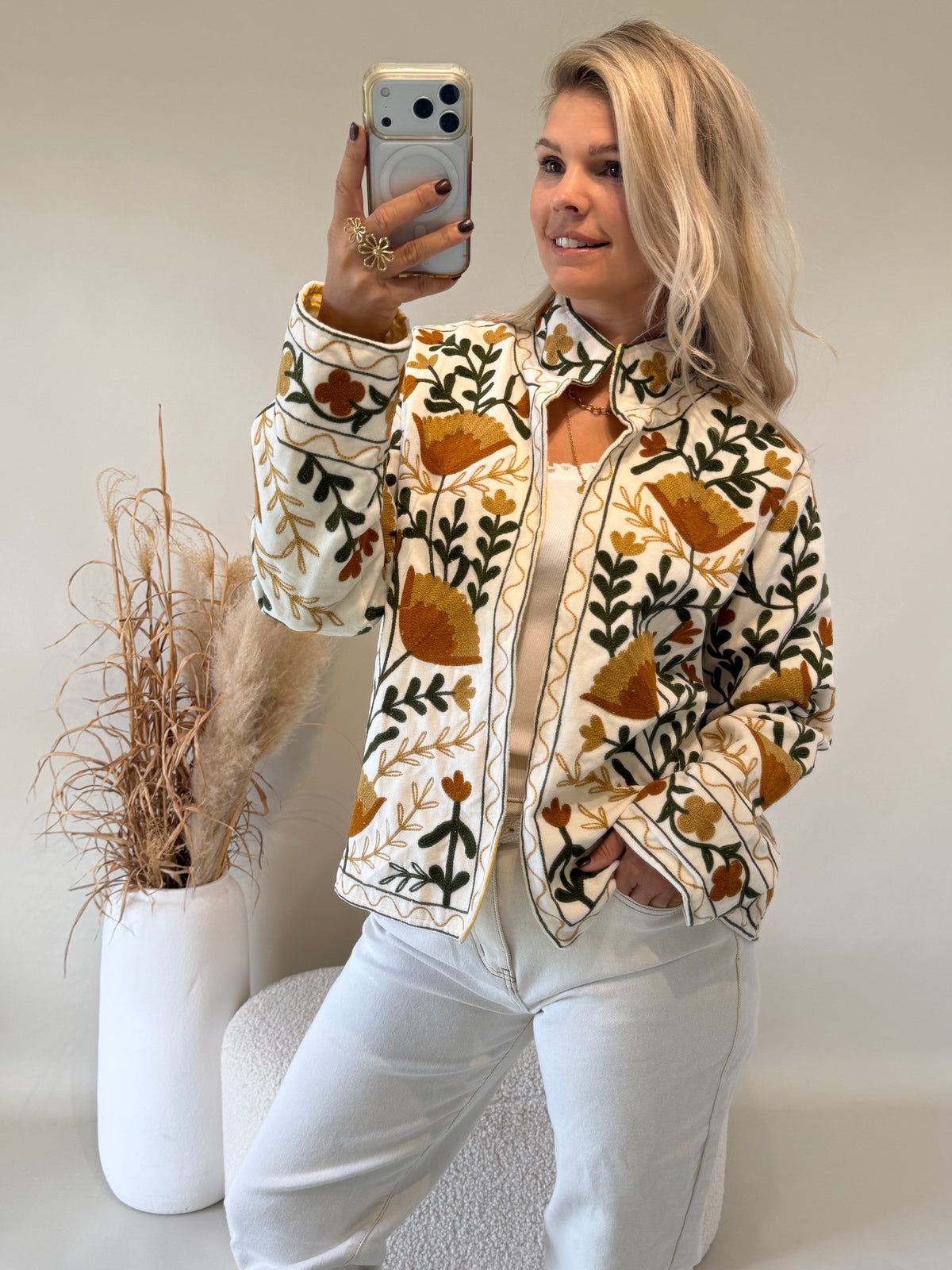 Jacke in Wollweiß mit Muster in Olivgrün / Zimt / Beige