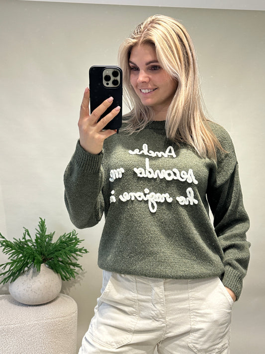 Pullover in Olivgrün mit Aufschrift in Wollweiß